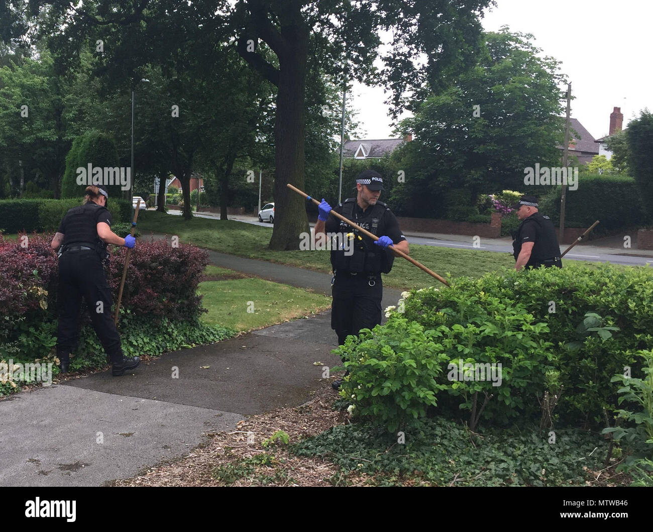 West Midlands Polizisten Durchführung Szene sucht in der Nähe, wo ein 15-jähriger Junge tödlich war in Wolverhampton erstochen. Stockfoto