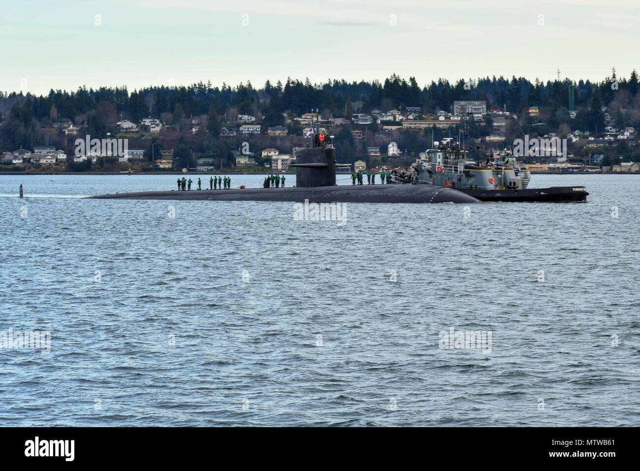 170127-N-SH 284-025 Bremerton, Washington (Jan. 27, 2017) Los Angeles-Klasse schnell-Angriffs-U-Boot USS Olympia (SSN717) kommt beim Naval Base Kitsap-Bremerton, Besuch der Pazifischen Nordwesten zum ersten Mal seit 1998. Während Ihres Aufenthalts, Crew Mitglieder Tour ihre Namensvetter, Olympia, Washington, wo sie der Gemeinschaft durch die Durchführung von COMRELs helfen, und eine Tour das Capitol und das Olympia Yacht Club. (U.S. Marine Foto von Mass Communication Specialist 2. Klasse Vaughan Dill/Freigegeben) Stockfoto