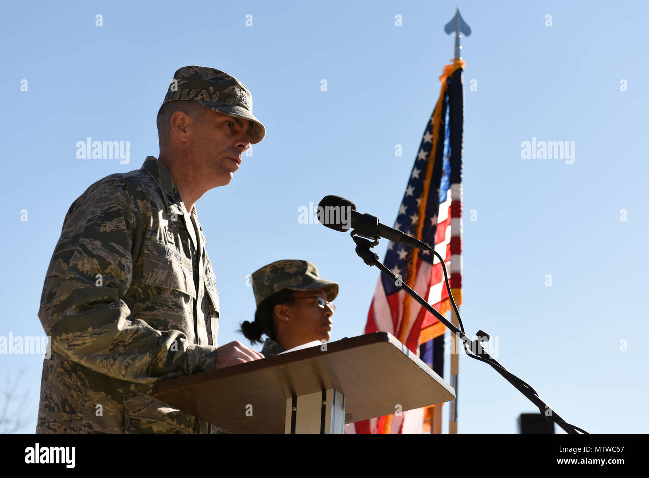 Us Air Force Oberstleutnant Gerald Wofford (Mitte), der Kommandant der 145 Communications Flug, Adressen das Publikum nach dem übernehmen das Kommando über die Einheit bei einem Befehl Zeremonie auf der North Carolina Air National Guard Base, Charlotte Douglas International Airport, Jan. 28, 2017. Wofford ermutigte seine Flieger die Denkweise von zu haben, "es gibt keine Probleme, nur Lösungen." (U.S. Air National Guard Foto von Personal. Sgt. Julianne Showalter) M. Stockfoto