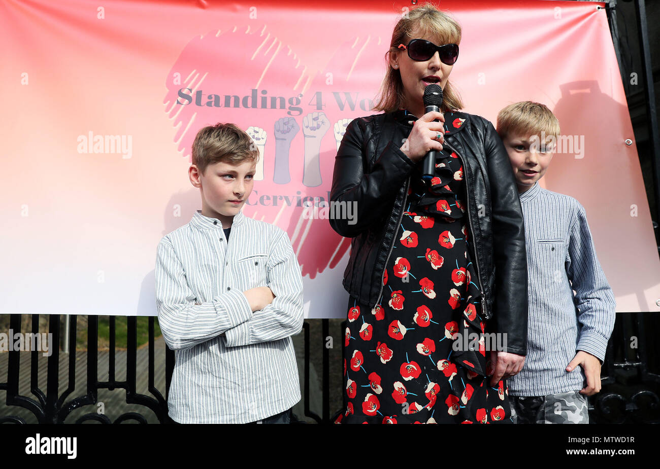 Emma Mhic Mhathoena mit ihren Söhnen Mario, (10), (links) und Seamas (11) während einer Demonstration am Leinster House, Dublin, als Teil einer Aktionstag der 'Stehende 4 Frauen in Solidarität mit den Frauen von der CervicalCheck Skandal betroffenen organisiert. Stockfoto