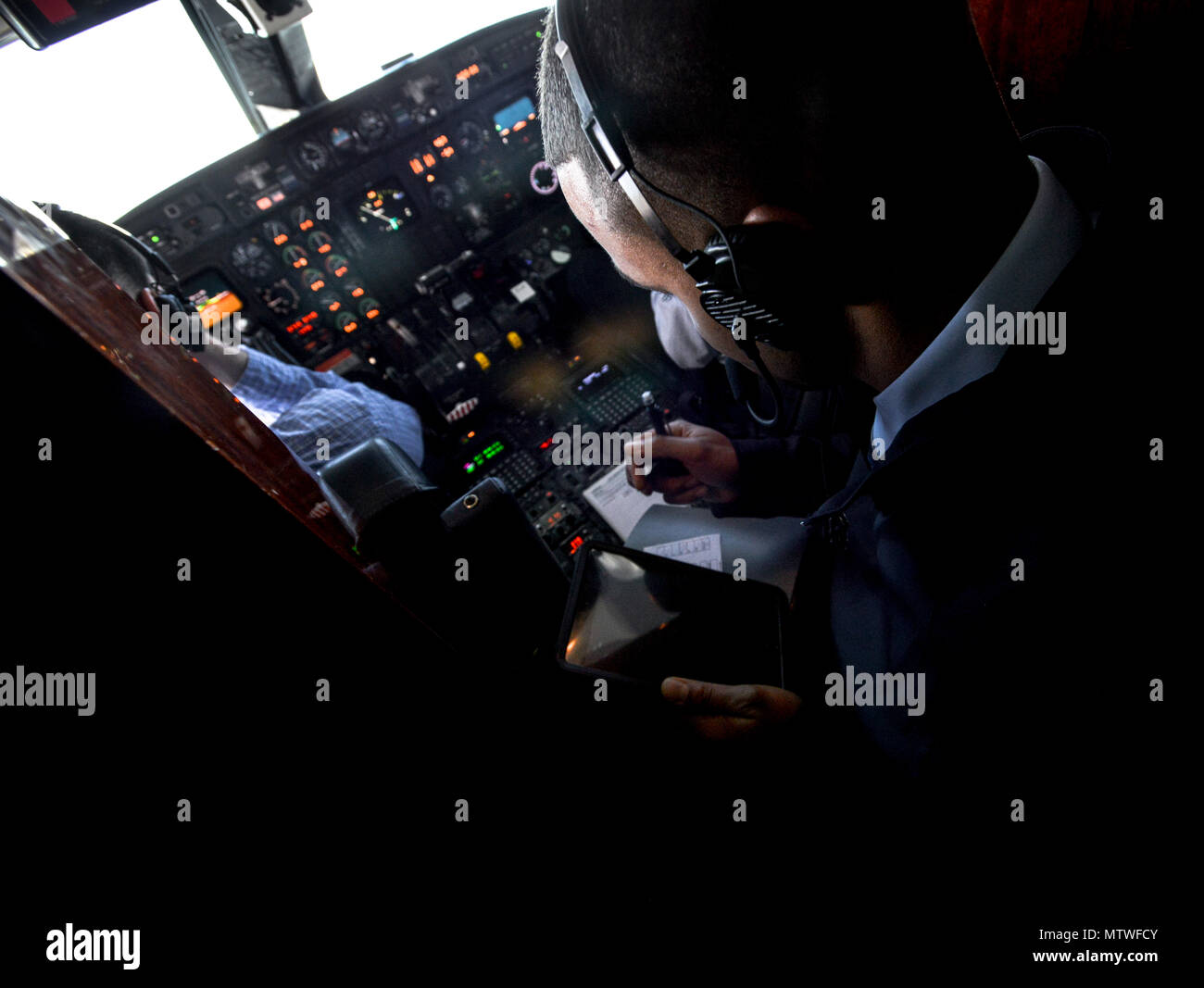 170130-F-WU 507-002: Tech. Sgt. Vanessa Schook, 99th Airlift Squadron Flight Attendant, führt eine Pre-flight Safety überprüfung auf der C-20B bei Joint Base Andrews, Maryland, Jan. 27, 2017. FAs sind Experten für Sicherheit, Zoll Spezialisten und Kulinarische Künstler, oft bei der Zubereitung der Gerichte von Grund auf 30--40,000 Füße, während gleichzeitig die Sicherheit der Besatzung und der Passagiere zu allen Zeiten. (U.S. Air Force Foto von Senior Master Sgt. Kevin Wallace/freigegeben) Stockfoto