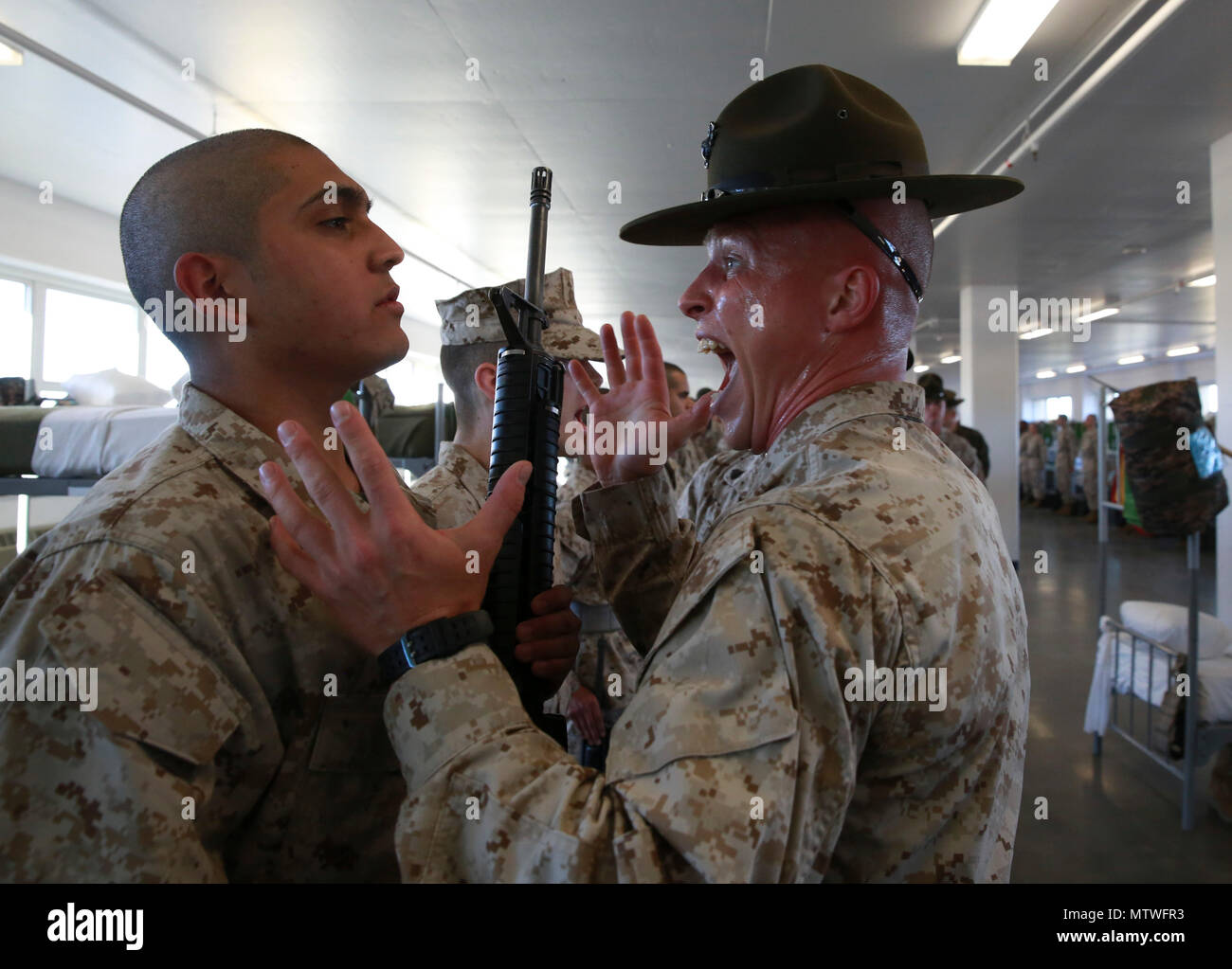 Ein drill instructor von Mike Unternehmen, 3. rekrutieren Ausbildung Bataillon, tests ein rekrut Wissen während der älteren drill instructor Inspektion bei Marine Corps Recruit Depot San Diego, 31.01.27. Die Fragen, die für die Inspektion enthalten Themen wie Waffen, Uniformen, Racks und den Squad Bay. Jährlich mehr als 17.000 Männer aus den westlichen Recruiting Region rekrutiert werden an MCRD San Diego ausgebildet. Mike Unternehmen ist der Abschluss zum 31. März geplant. Stockfoto