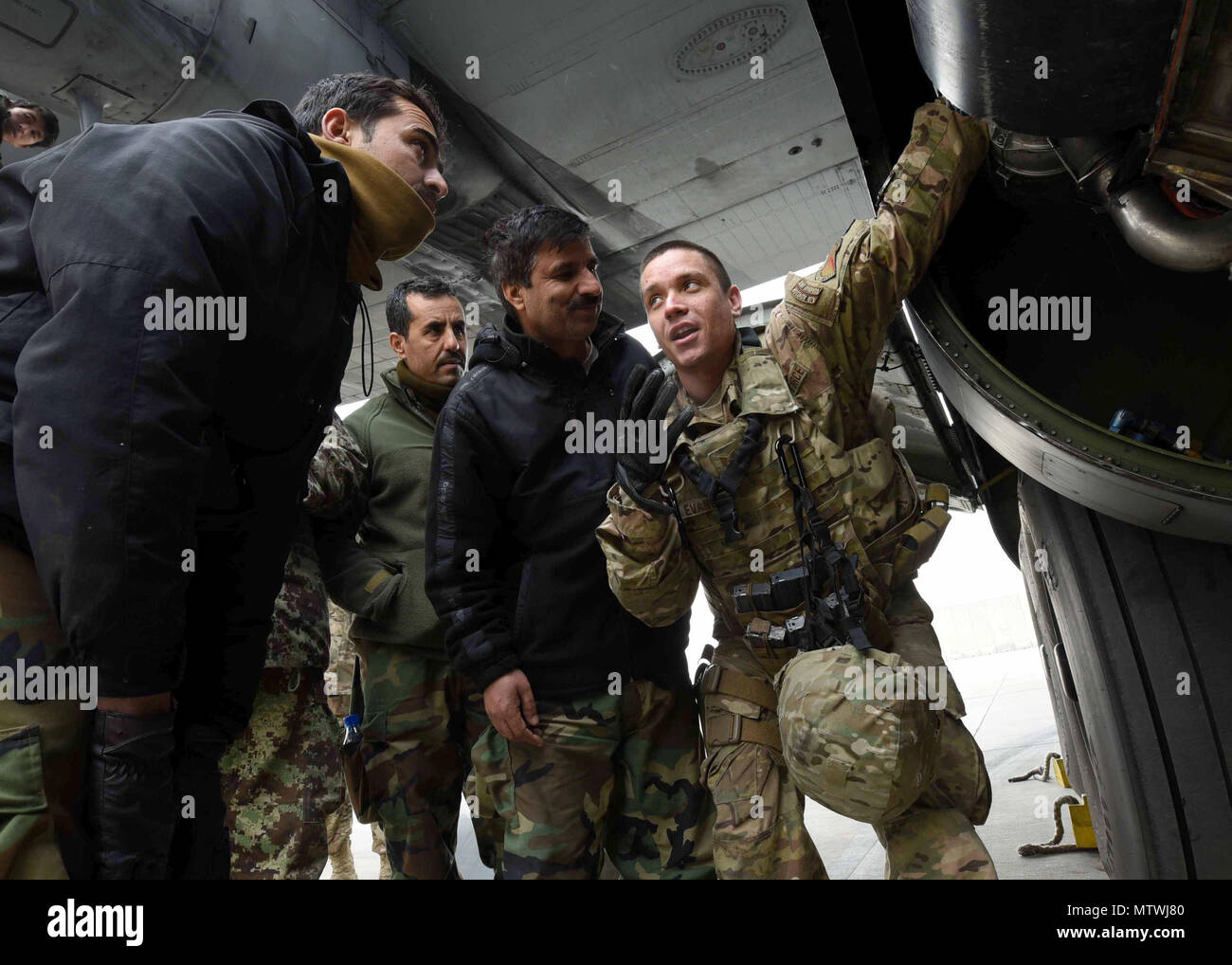 Tech. Sgt. Brian Evancho, 440Th Air Expeditionary beratenden Squadron, C-130 Wartung Advisor, ein reservist in Youngstown, Ohio Air Reserve zugewiesen, Bewertungen Training mit afghanischen Luftwaffe Kollegen in Kabul Air Wing, Afghanistan, 18.01.2017. Jan. 11, 2017, eine Gruppe von 44 AAF C-130 H Betreuer waren die ersten im Land Absolvent geschult und Ihre Level 3-Zertifizierung. Die Absolventen wurden vor Ort durch die Gesamtkraft Flieger in Youngstown, Ohio ARS geschult, und Dobbins Air Reserve Base, Ga (USA Air Force Foto von Tech. Sgt. Veronica Pierce) Stockfoto