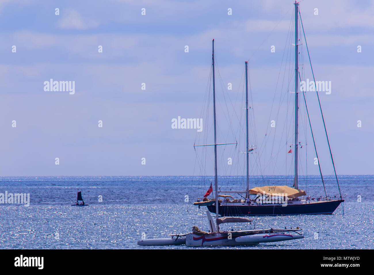 Schöne seascape Ansicht von Nai Harn Beach Phuket mit Segelyachten und Katamarane auf Hintergrund Stockfoto