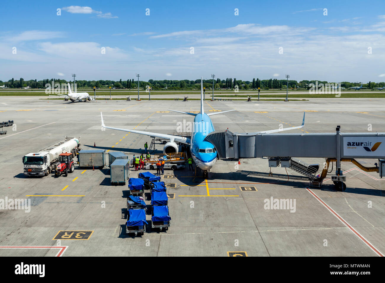 Ein Flugzeug gewartet wird in Kiew internationalen Flughafen Boryspil, Kiew, Ukraine Stockfoto