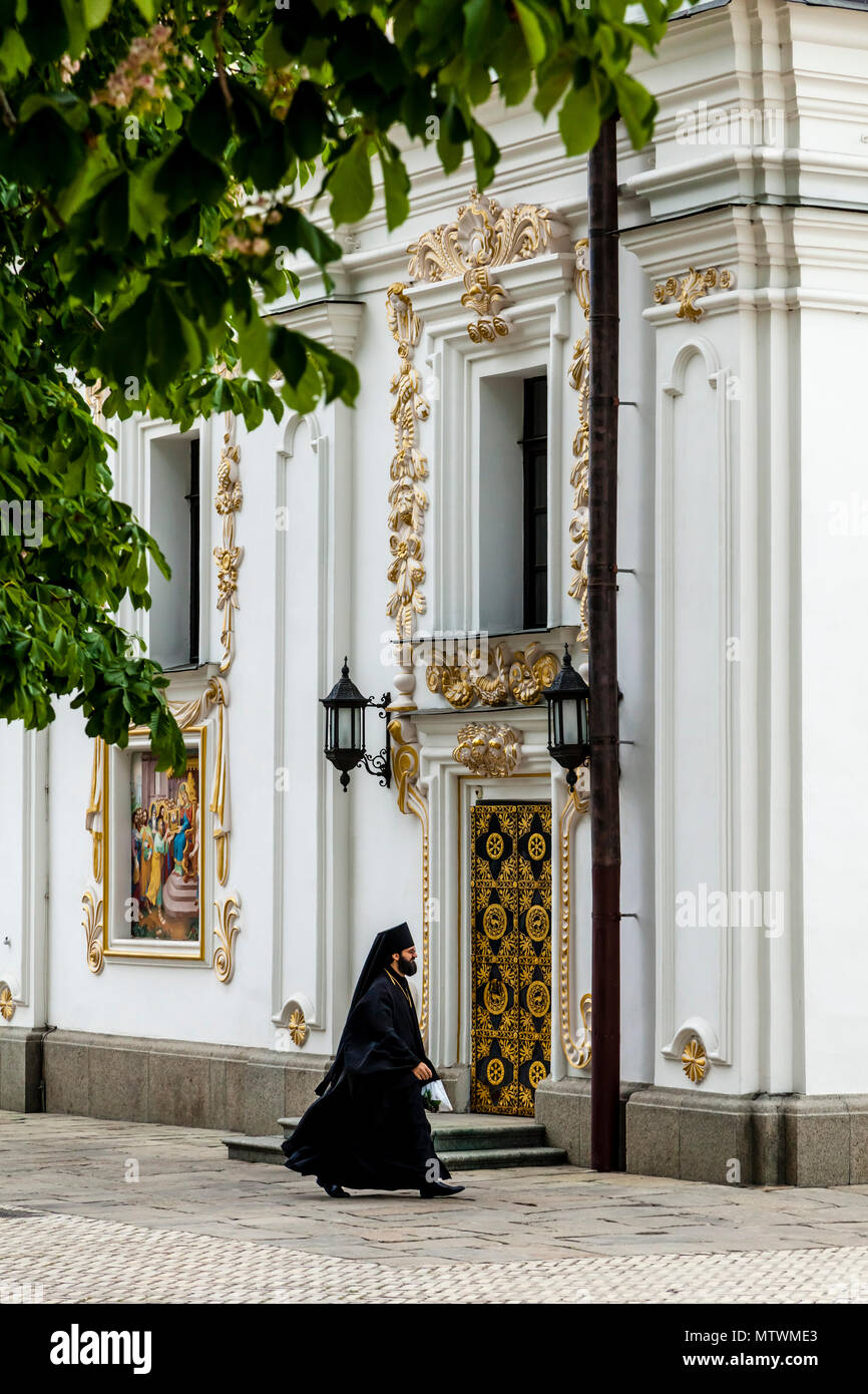 Ein orthodoxer Priester gehen Im Pechersk Lavra Klosteranlage, Kiew, Ukraine Stockfoto