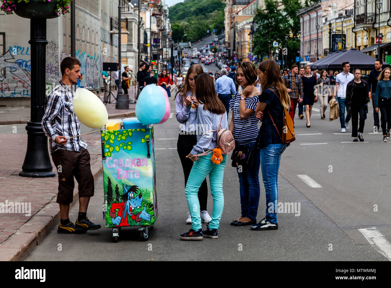 Ukrainische Jugendliche kaufen Zuckerwatte, Podil (Altstadt), Kiew, Ukraine Stockfoto