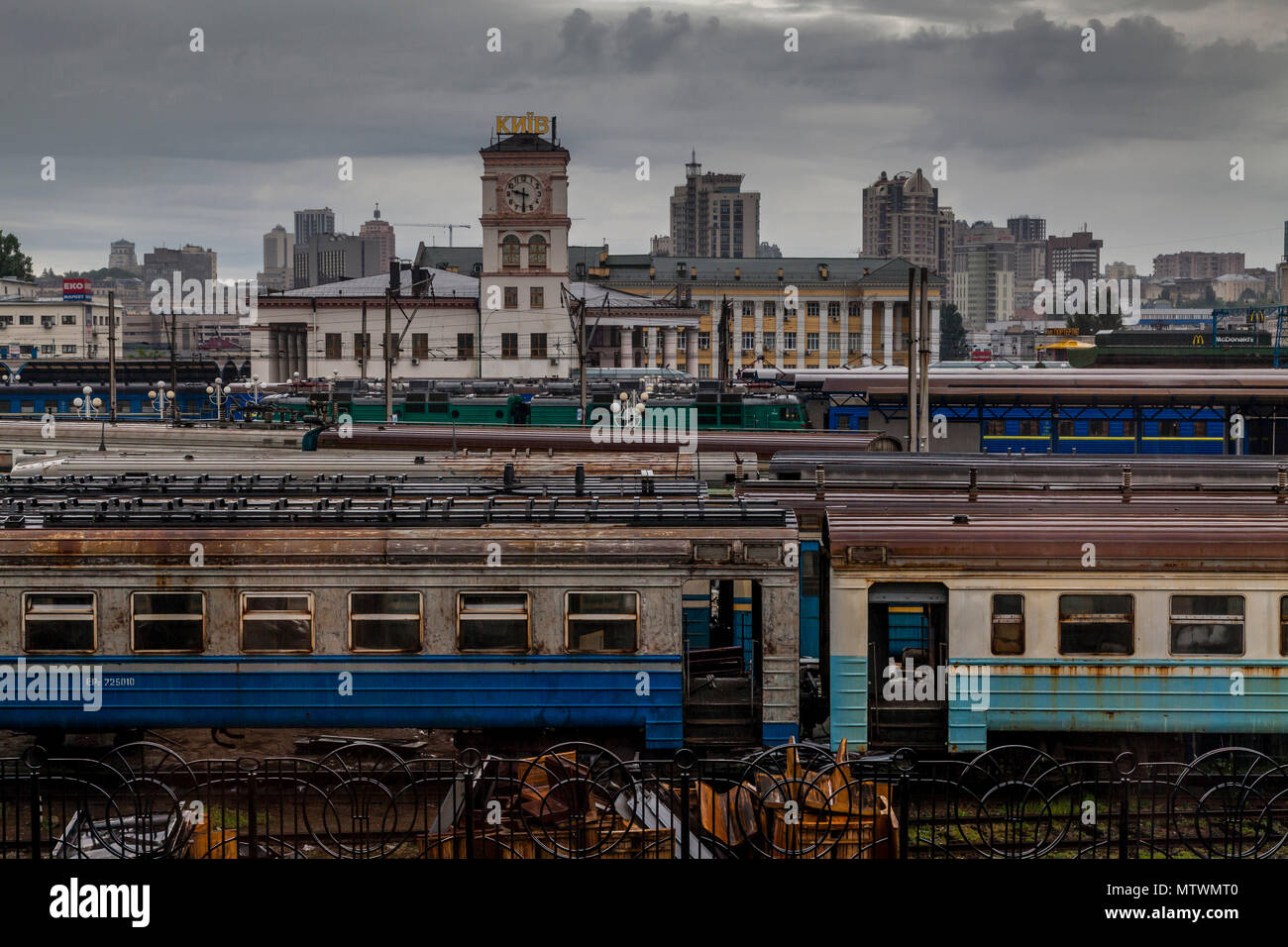 Ausrangierte Züge am Bahnhof Kiew, Kiew, Ukraine Stockfoto