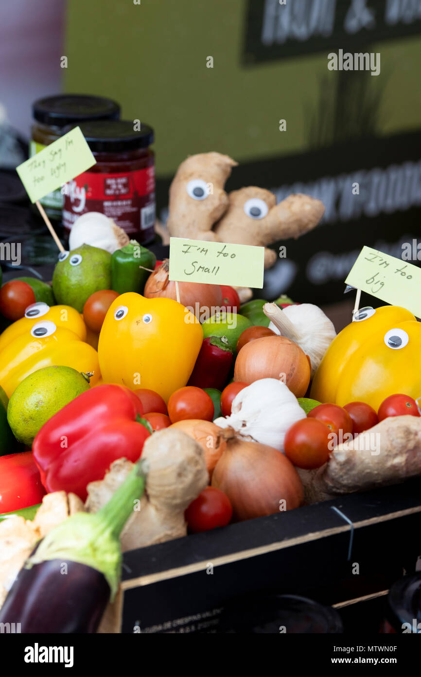 Relish aus unförmiges Obst und Gemüse. Wonky Food Company zu einem Food Festival. Oxfordshire, England Stockfoto