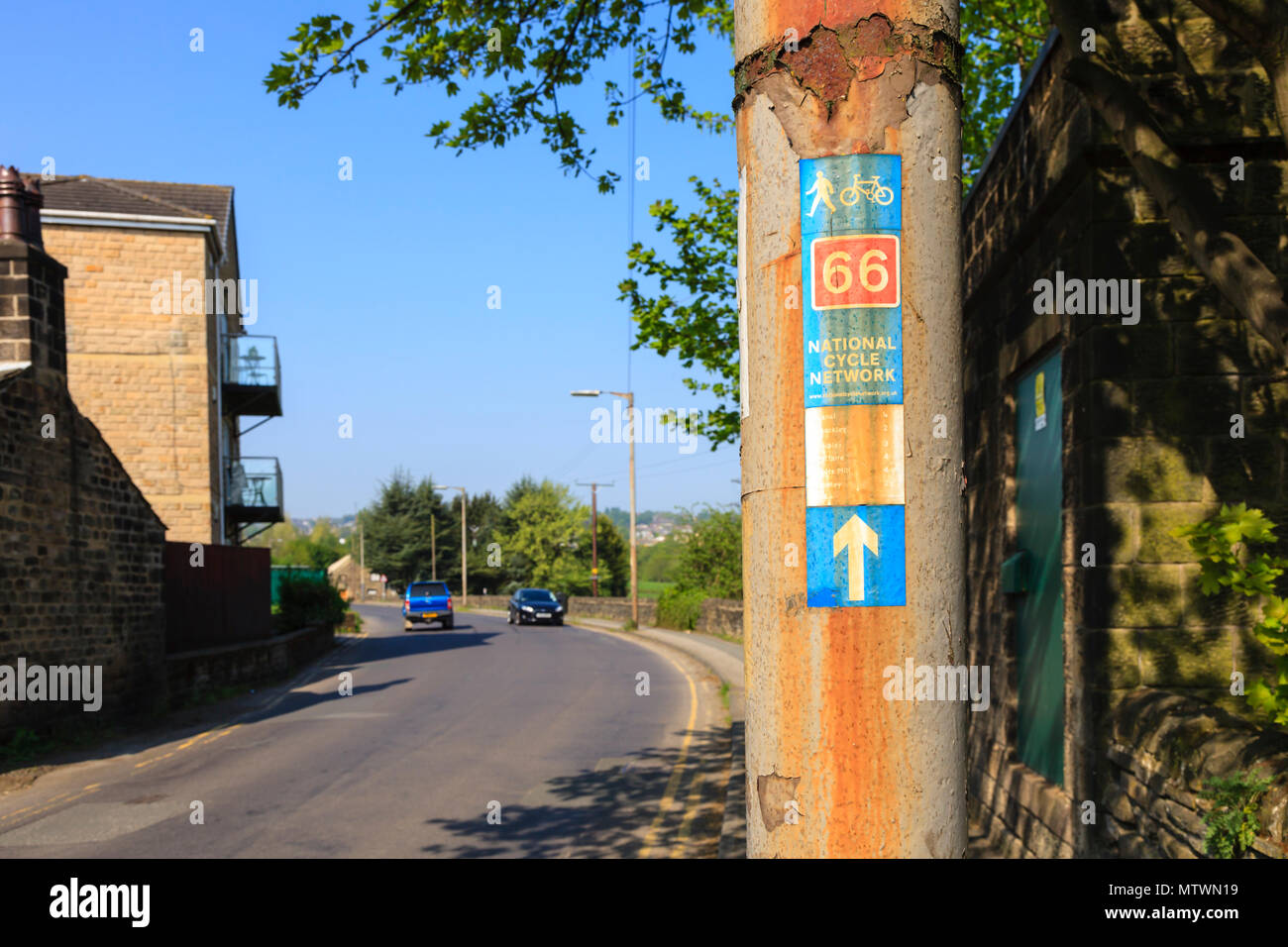 Zeichen auf einem Pfosten Markierung der Route 66, Teil der nationalen Zyklus Netzwerk durch Apperley Bridge, in der Nähe von Bradford, Großbritannien Stockfoto