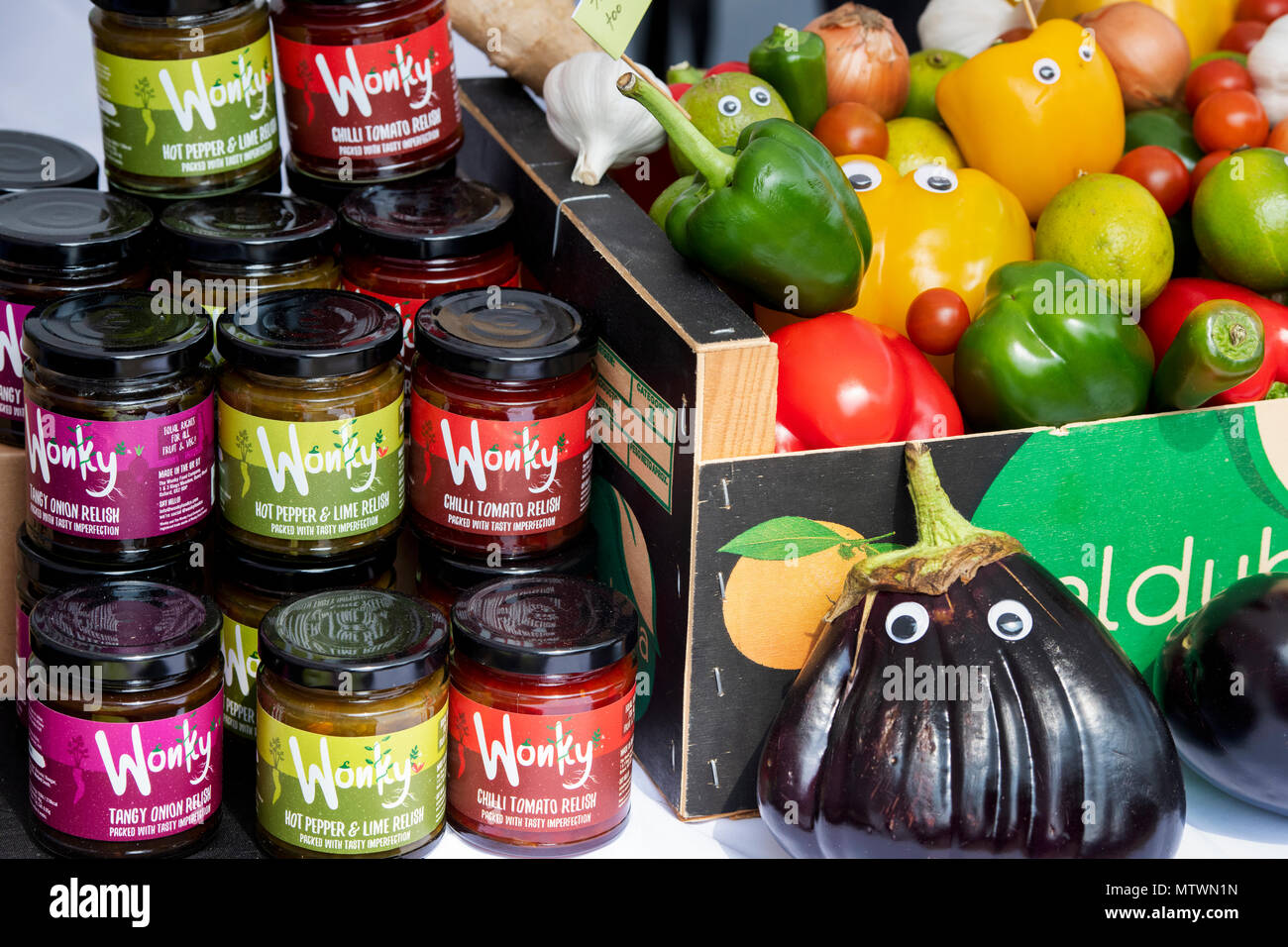 Relish aus unförmiges Obst und Gemüse. Wonky Food Company zu einem Food Festival. Oxfordshire, England Stockfoto