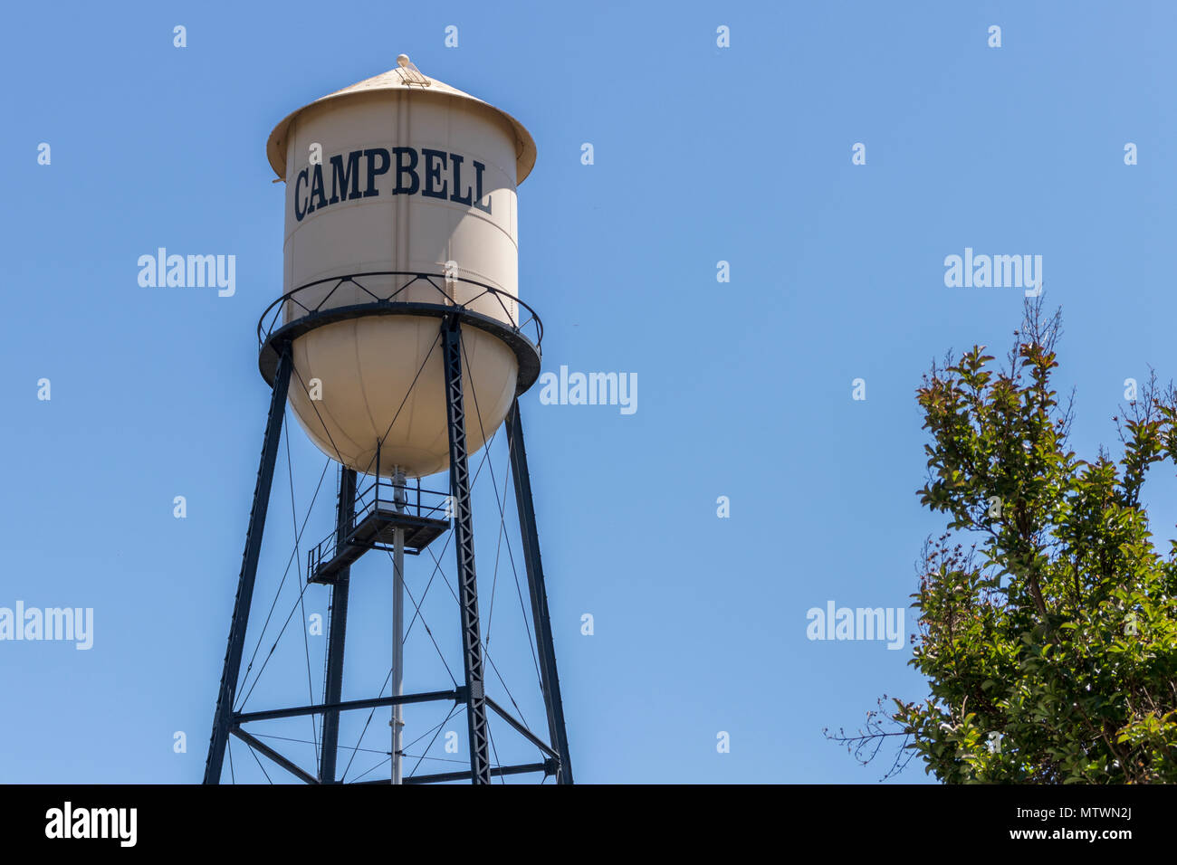 Campbell Wasserturm gegen einen blauen Sommerhimmel. Stadt Campbell, Nord Kalifornien, USA. Stockfoto