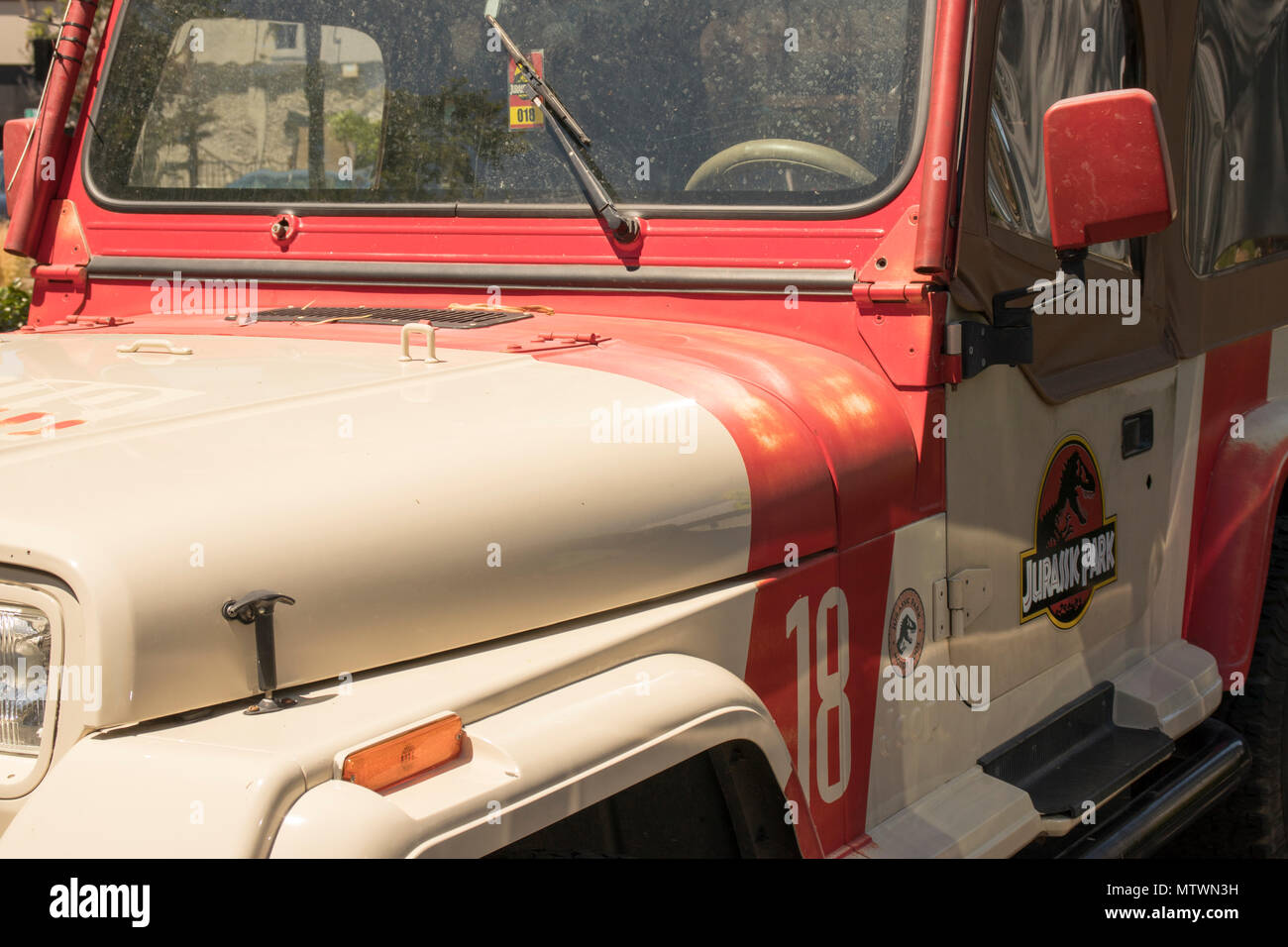 Campbell, Kalifornien, USA - 28. Mai 2018: Jurassic Park Jeep Wrangler Nummer 18, wie im Jurassic Park und Jurassic Welt Film Franchise gesehen. Stockfoto
