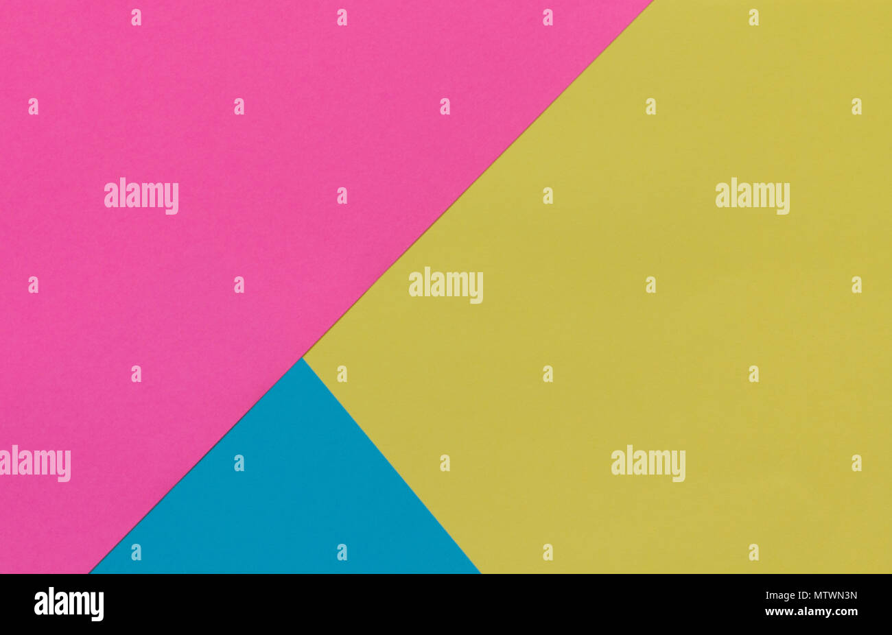 Kreative geometrische Papier Hintergrund. Pink, Blau, Gelb in Pastellfarben gehalten. Abstraktion. Vorlage. Ansicht von oben. Stockfoto
