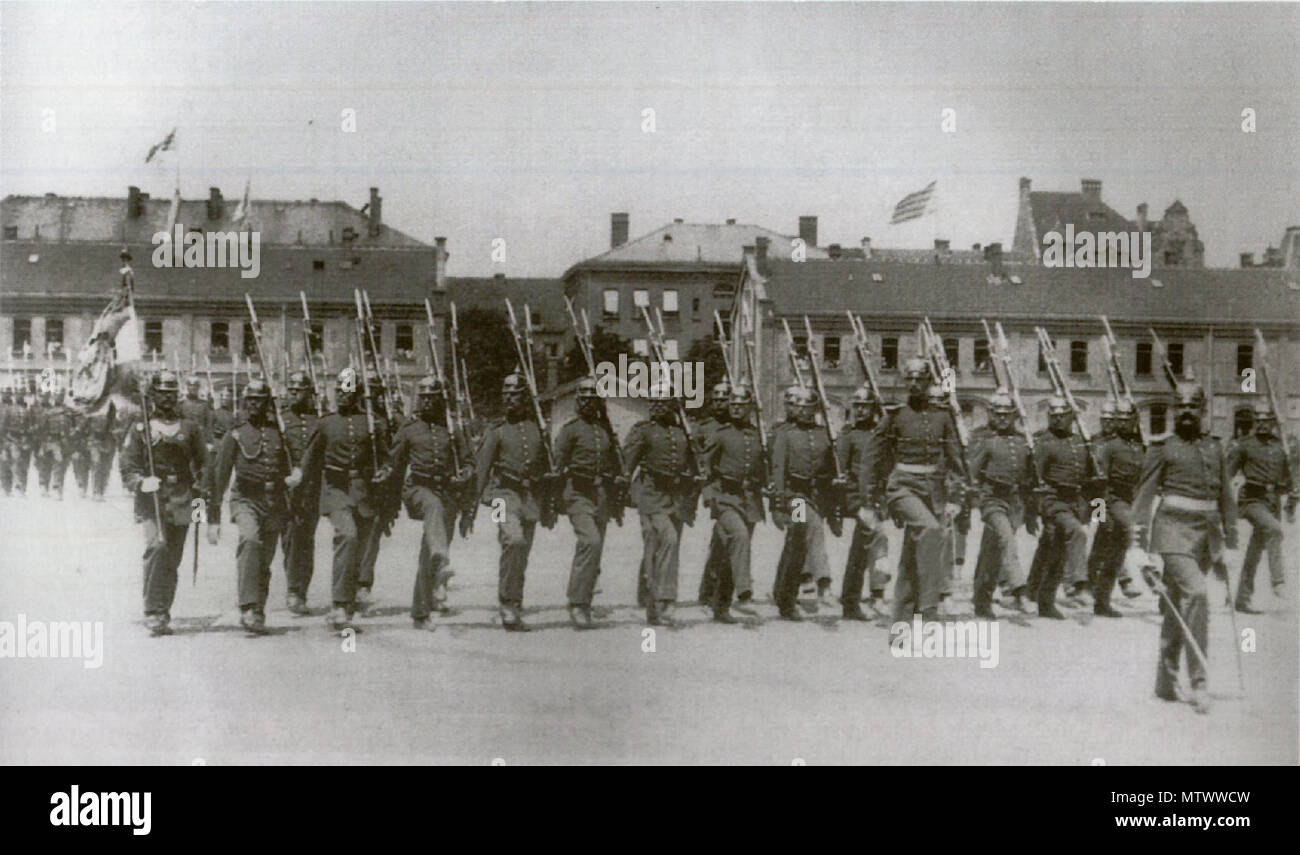 . English: Parade der Münchner Marsfeldkaserne (de) in München. Englisch: Parade von bayerischen Truppen vor der Münchner "Marsfeldkaserne" kaserne. Foto wurde im Jahre 1905. Unbekannt 432 München 1905 marsfeldkaserne Stockfoto