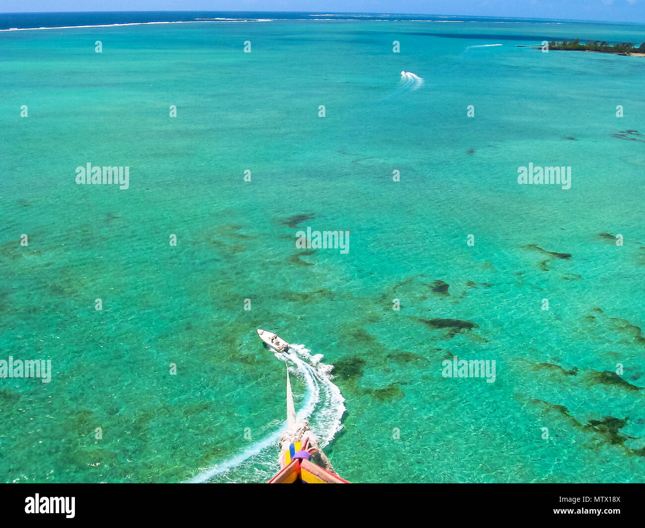 Luftaufnahme von Schnellboot während eines Fluges mit Parasailing, eine große Attraktion in Deer Island, Ostküste von Mauritius, Indischer Ozean. Stockfoto