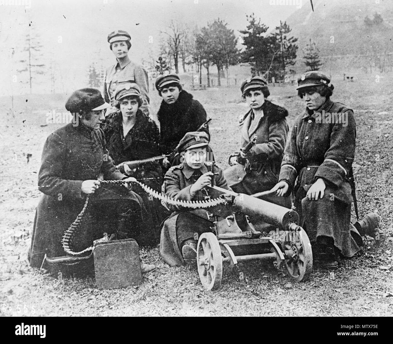 . Français: Femmes d'un-Bataillon polonais. Guerre Russo-Polonaise, août 1920. 1920. Agence Rol. Agence photographique 1920. 452 Ochotnicza Legia Kobiet 1920 z karabinem maszynowym Stockfoto