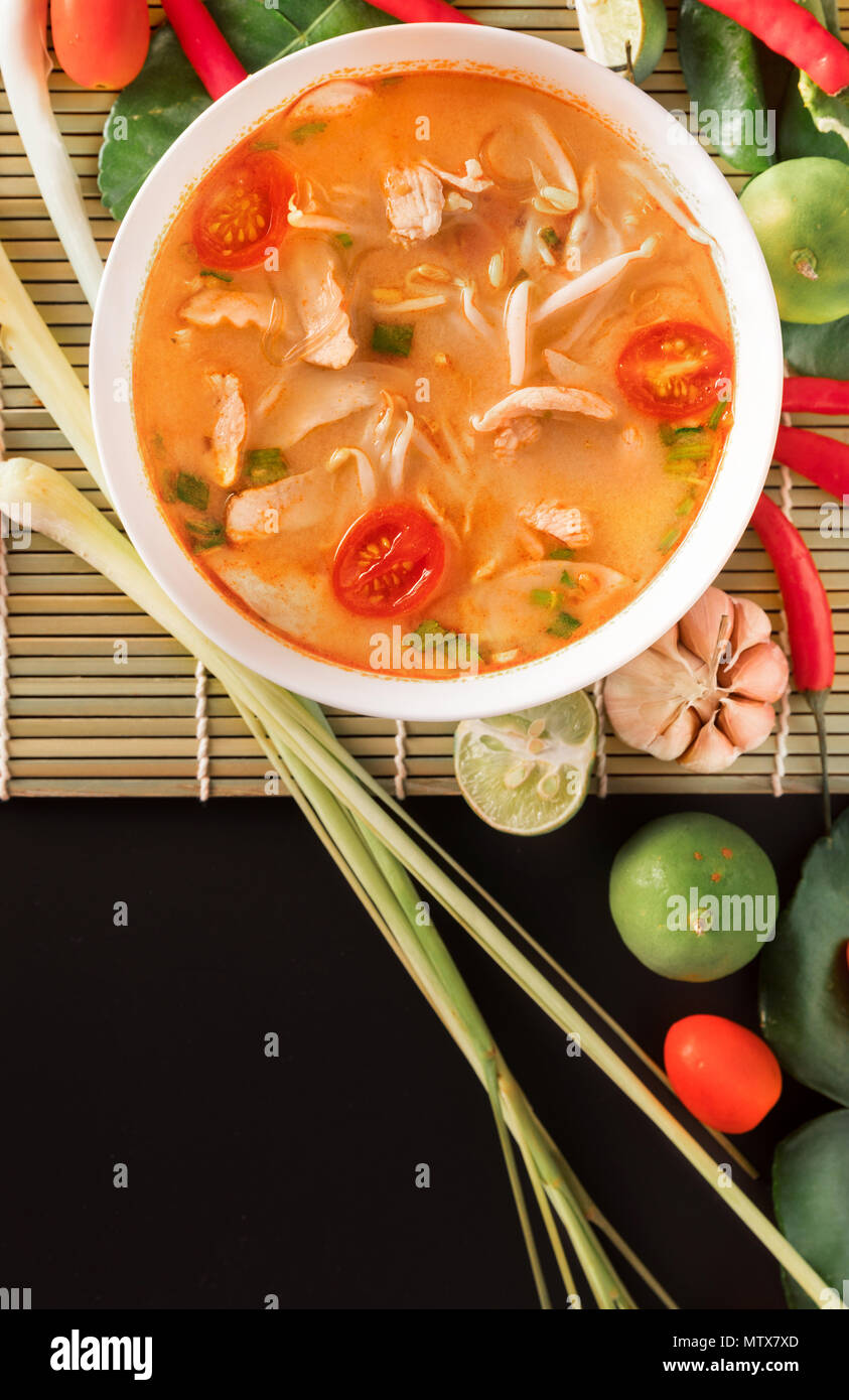 Tom Yum Gai oder würzigen Tom Yum Suppe mit Hähnchen - Authentische thailändische Küche. Mit Zutaten: Zitronengras, Galgant, kaffernlimette Blätter, frische Chilis, Stockfoto