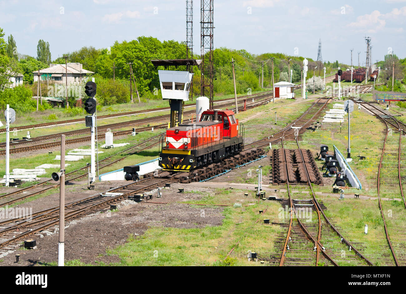 Rangierlok auf einem retarder eines Hump Yard Stockfoto