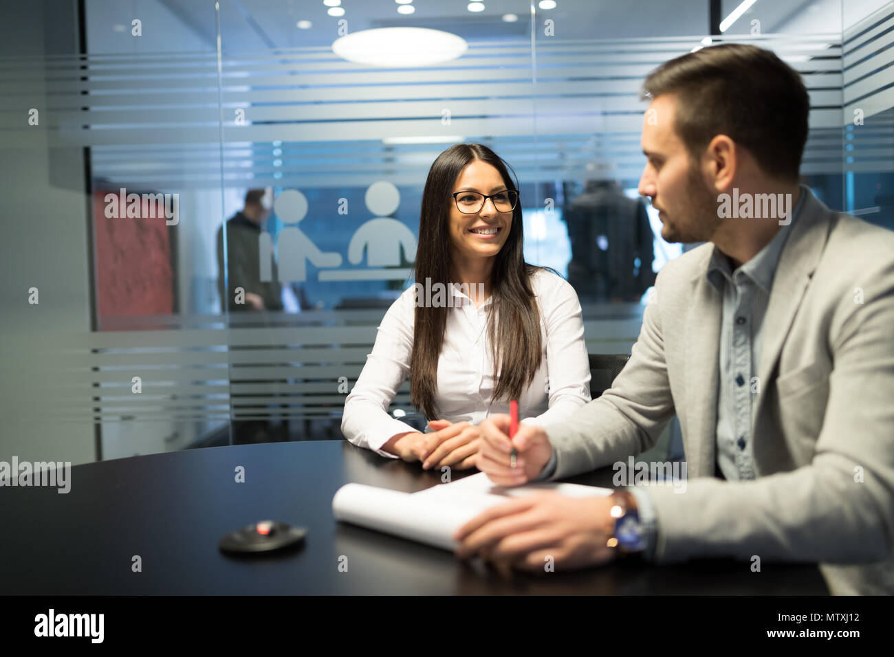 Bild von Geschäft Leute diskutieren im Büro Stockfoto