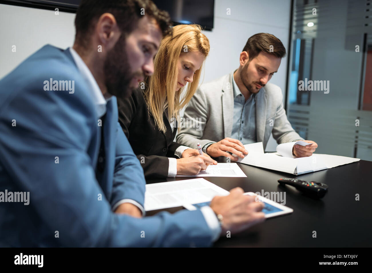 Bild von Geschäft Leute diskutieren im Büro Stockfoto