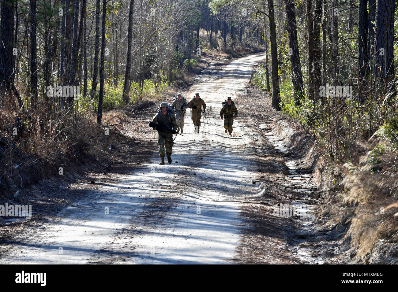 Südcarolina Army National Guard Soldaten beteiligen sich an eine Zwölf-meilen ruck März während der besten Krieger Wettbewerb 2017 McCrady Training Center in Eastover, S.C., Jan 29, 2017. Die fünftägige Veranstaltung bestand aus einer Straße März, körperliche Fitness zu testen, und Waffen Qualifizierung Veranstaltungen, unter anderem. Teilnehmer als Individuen mit einem Soldaten und Unteroffizier Gewinner Februar 1, 2017 angekündigt werden. (U.s. Air Force Foto: Staff Sgt. Logan Carlson) Stockfoto