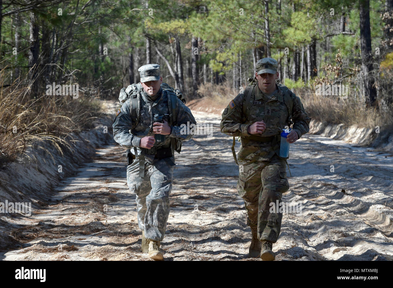 Südcarolina Army National Guard Soldaten beteiligen sich an eine Zwölf-meilen ruck März während der besten Krieger Wettbewerb 2017 McCrady Training Center in Eastover, S.C., Jan 29, 2017. Die fünftägige Veranstaltung bestand aus einer Straße März, körperliche Fitness zu testen, und Waffen Qualifizierung Veranstaltungen, unter anderem. Teilnehmer als Individuen mit einem Soldaten und Unteroffizier Gewinner Februar 1, 2017 angekündigt werden. (U.s. Air Force Foto: Staff Sgt. Logan Carlson) Stockfoto