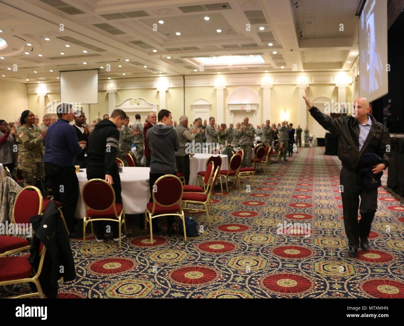 Soldaten und Piloten der Pennsylvania National Guard geben Gouverneur Jack Markell einen Herzlichen Abschied wie er fährt die jährliche Senior Leaders Konferenz an der Dover Downs Hotel und Casino am Samstag, 7. Januar 2017. (U.S. Army National Guard Foto von 2 Lt Wendy Callaway) Stockfoto