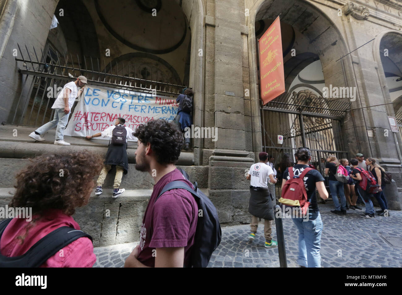 Studenten von Neapel, insbesondere die Schülerinnen und Schüler des Liceo Garibaldi, Vittorio Emanuele und Villari met in Front des Pio Monte della Misericordia, wo eine vierte Klasse von Garibaldi derzeit im Projekt der Guten Schule, die Jungen als Reiseleiter in das Projekt der Schule arbeiten abwechselnd eingeschaltet ist. Die jungen Protest, weil diese Aktivität nicht Vergeltung und verpflichtet sie auf die Schulzeit und in der Partei. Mit: Atmosphäre, wo: Neapel, Kampanien, Italien Wann: 28 Apr 2018 Credit: IPA/WENN.com ** Nur für die Veröffentlichung in Großbritannien, den USA, Deutschland, Aust verfügbar Stockfoto