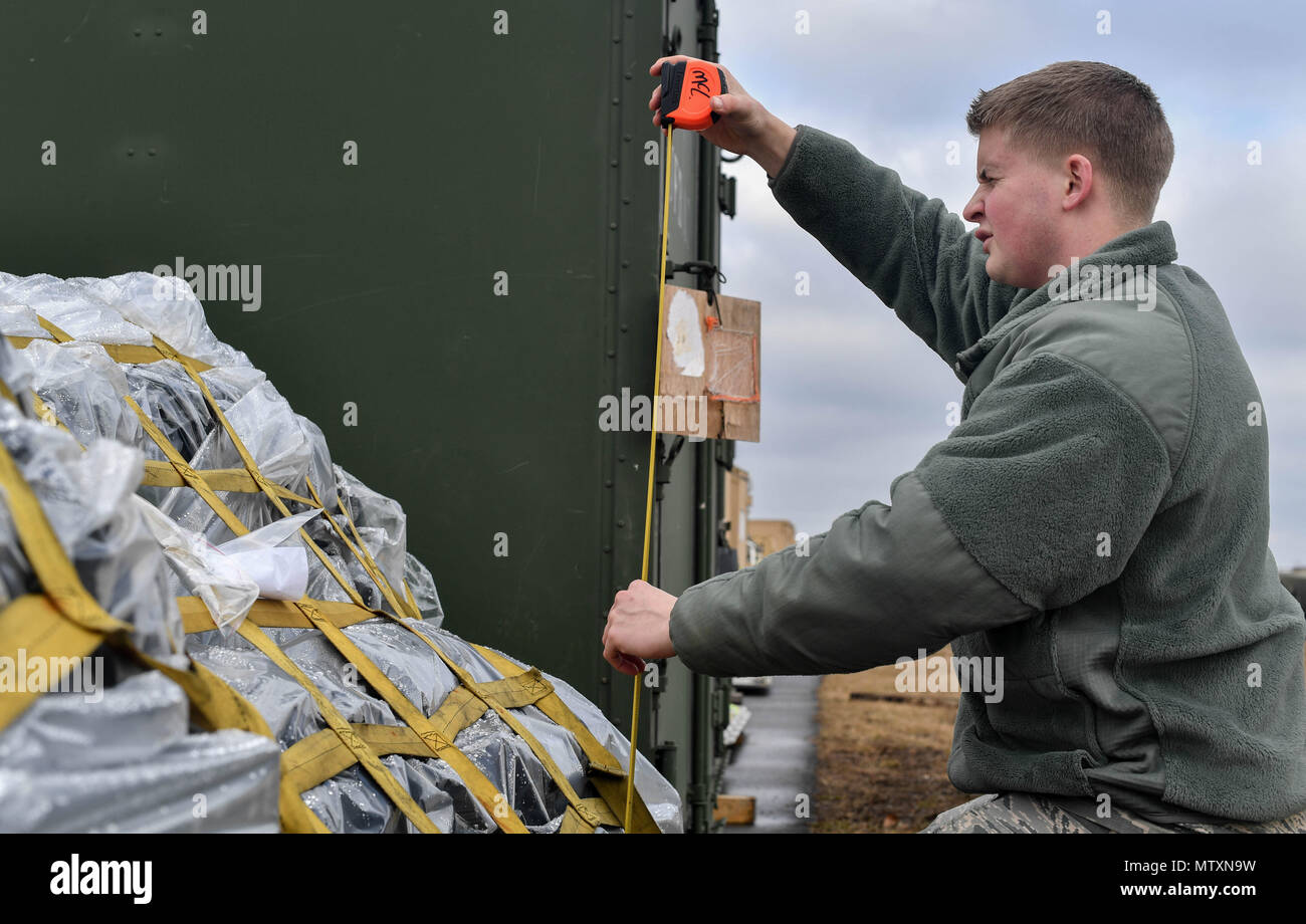 Airman Bryan McLaughlin, 86th Logistik Bereitschaft deployment Funktion Air Transport Specialist, misst die Höhe einer Palette während der Übung Strenge des 435Th Contingency Response Group Schmiede an der Air Base Ramstein, Deutschland, 31.01.2017. Die 435 CRG arbeitete Hand-in-Hand mit den 86 Logistik Bereitschaft Squadron und die 86 Fahrzeug Bereitschaft Squadron während der Übung. Flieger in die 435 CRG nahmen an der Übung ihre Fähigkeiten zu üben innerhalb von 72 Stunden bereitgestellt werden. (U.S. Air Force Foto von älteren Flieger Tryphäna Mayhugh) Stockfoto