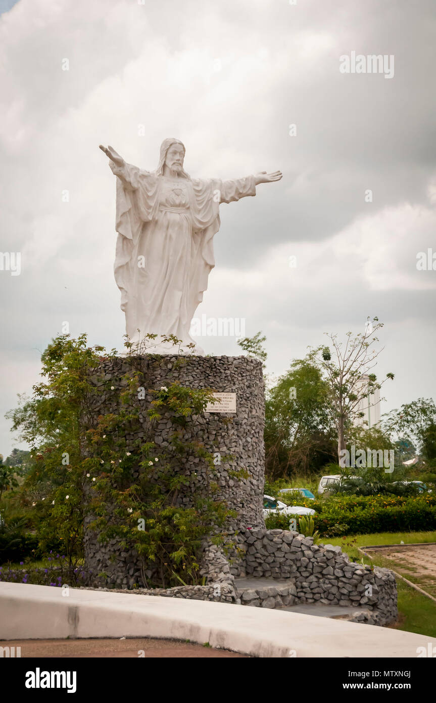 Statue von Christus vor der berühmten touristischen Symbol St. Paul's Cathedral. Abidjan, Elfenbeinküste, Afrika, April 2013. Stockfoto