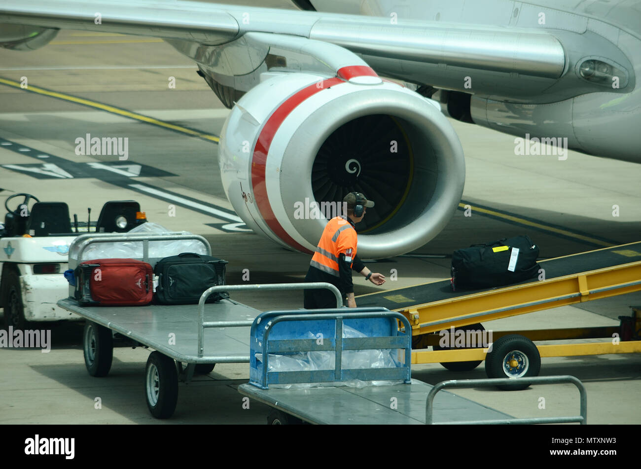 Passenger Jet, Flughafen Gepäckabfertigung Stockfoto