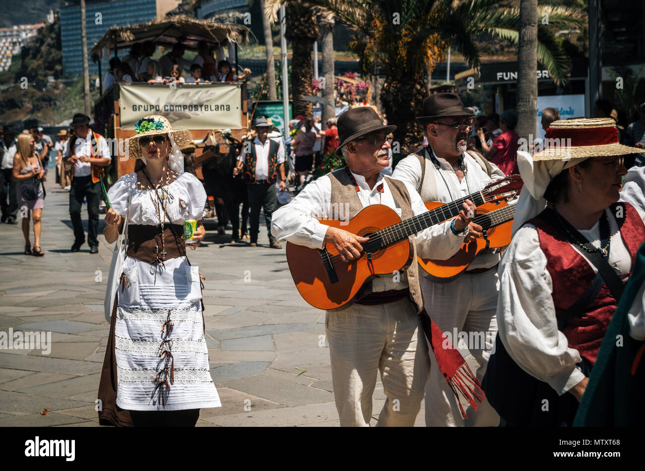 Puerto de la Cruz, Teneriffa, Kanarische Inseln, Spanien - 30. Mai 2017: Eingerichtet Stier gezogenen Wagen und Canarias Menschen in traditionellen Kleidung teilnehmen Ich Stockfoto