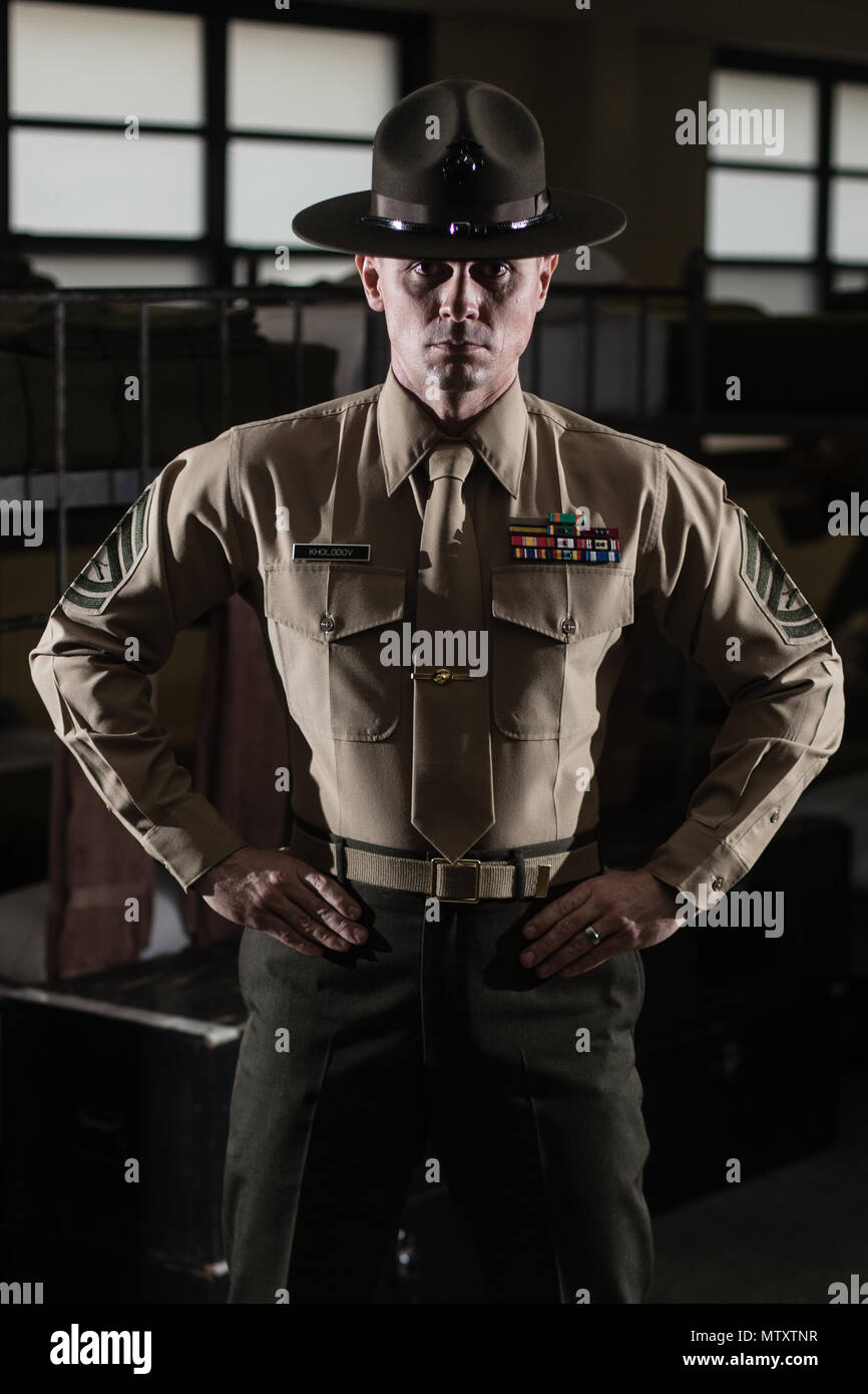 Gunnery Sgt. Vitali Kholodov ist das Marine Corps' 2016 drill instructor des Jahres. Kholodov abgeschlossen drei Trainings Zyklen rekrutieren Als drill instructor und zwei mehr als Senior drill instructor vor als Wasser überleben Kursleiter dienen. Der nächste Schritt für Kholodov wird ihn der Ausbildung von Rekruten zu Ausbildung Marines als Ausbilder an Drill Instructor Schule statt. (Foto: Staff Sgt. Greg Thomas) Stockfoto