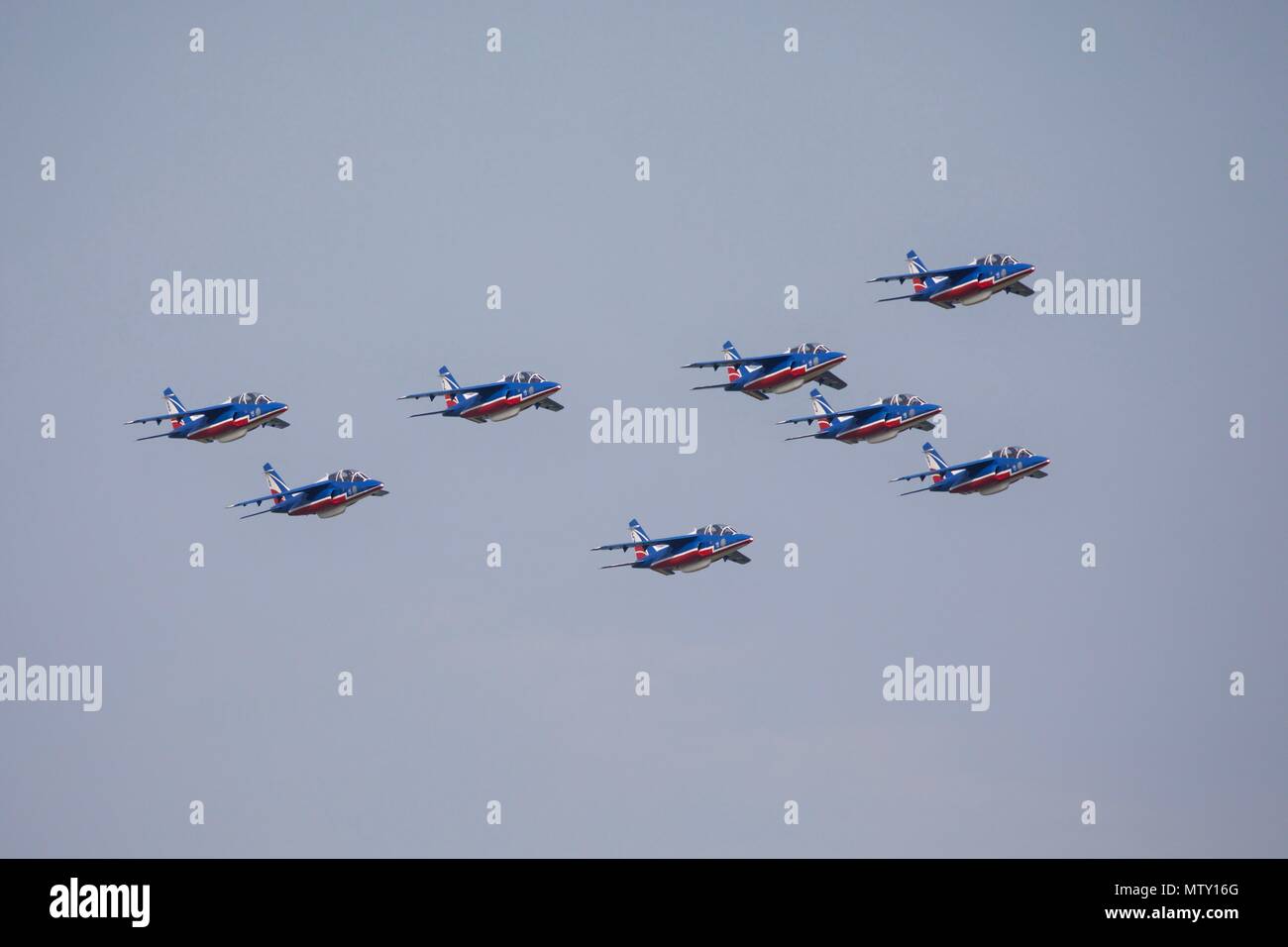 Acht französischen Alpha Jets der Patrouille de France im Formationsflug in Duxford Air Festival am 27. Mai 2018 Stockfoto