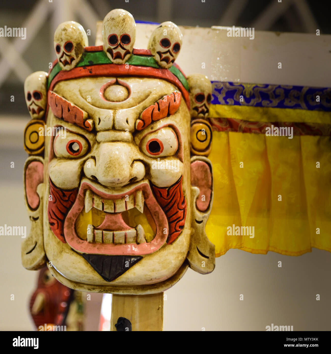 Maske von Mahakala, hinduistischen und buddhistischen Gottheit. Sein Name bedeutet "der große Schwarze" und ist mit einer Krone mit fünf Totenköpfen dargestellt Stockfoto