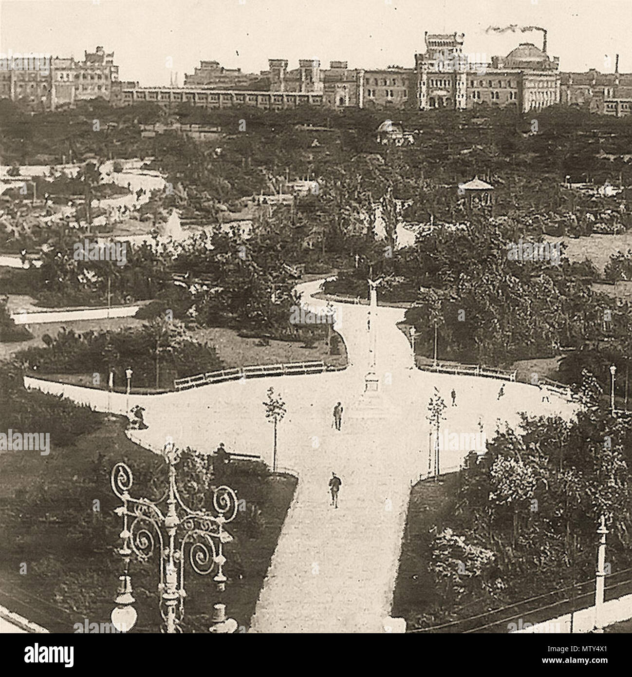 . Maria Josefa Park (heute: schweizergarten) in Wien, um 1900 im Hintergrund das Arsenal. Bild: Um 1900, Veröffentlicht: 1975, gescannt: Jan. 8, 2007 n/a (Fotosammlung des Wieder Stadtgartenamtes) 548 Schweizergarten um 1900 Stockfoto