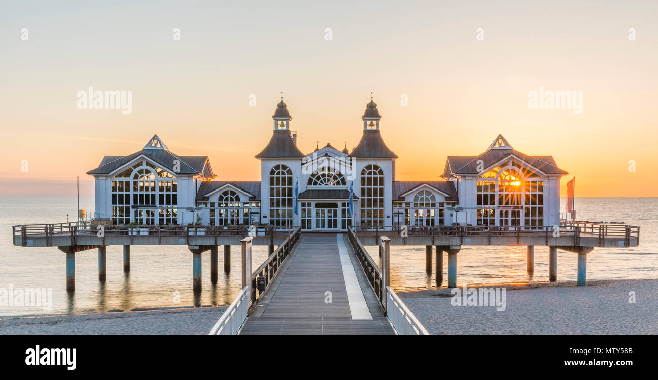 Historische Seebrücke von Sellin auf der Insel Rügen bei Sonnenaufgang Stockfoto