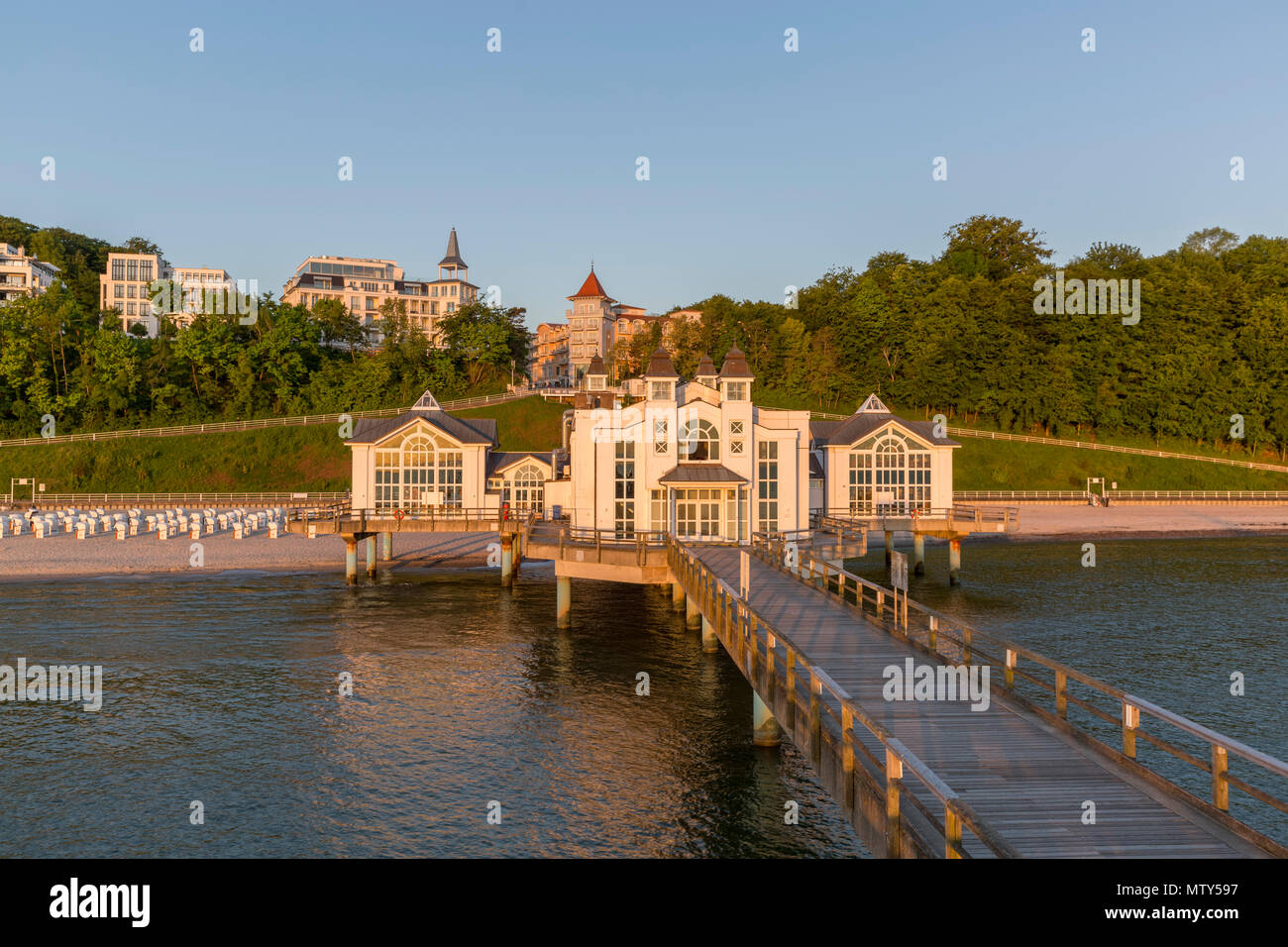 Historische Seebrücke und der Ferienort Sellin auf Rügen bei Sonnenaufgang Stockfoto