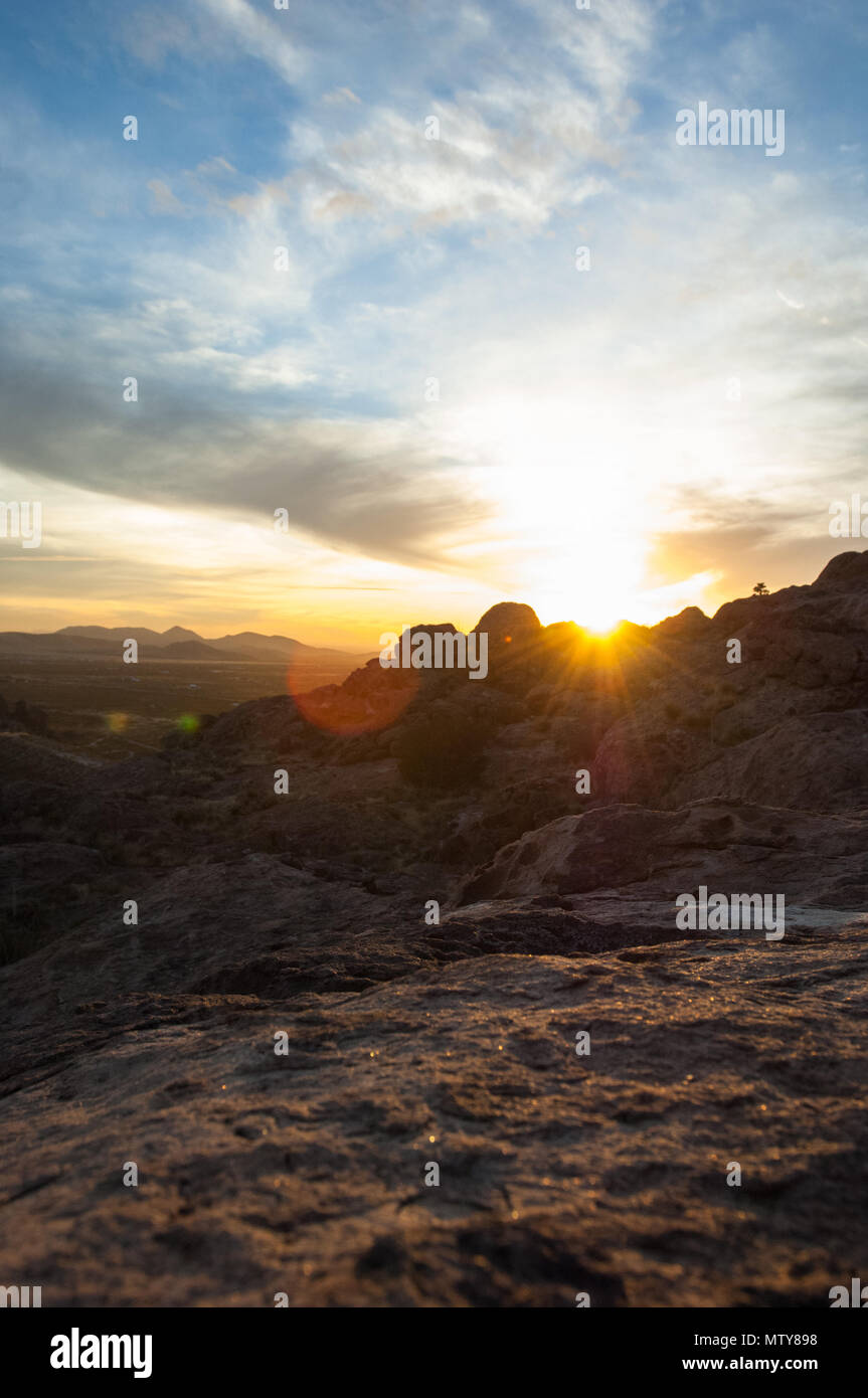 Die malerische Landschaft in Hueco Tanks State Park in El Paso, Texas während des Sonnenuntergangs. Stockfoto