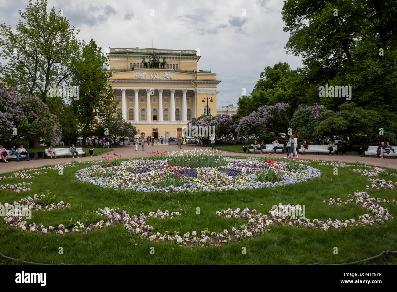 Blumenbeet auf Ostrovsky Platz und die Fassade der Alexandrinsky Theater in der Innenstadt von St. Petersburg, Russland Stockfoto