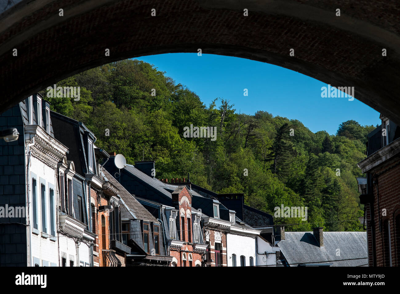 Ein Blick auf die Gebäude in der Stadt Spa, Belgien Übersicht der Eisenbahnbrücke Stockfoto