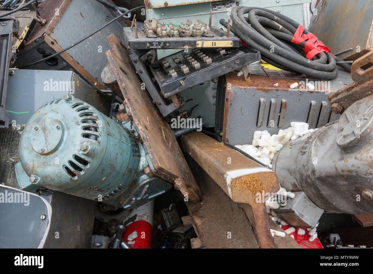 Ein überspringen voller Schrott Artikel einschließlich Elektromotoren und elektrische Kabel. das Recycling von Produkten aus Metall für nachhaltige Unternehmen und zum Leben. Stockfoto