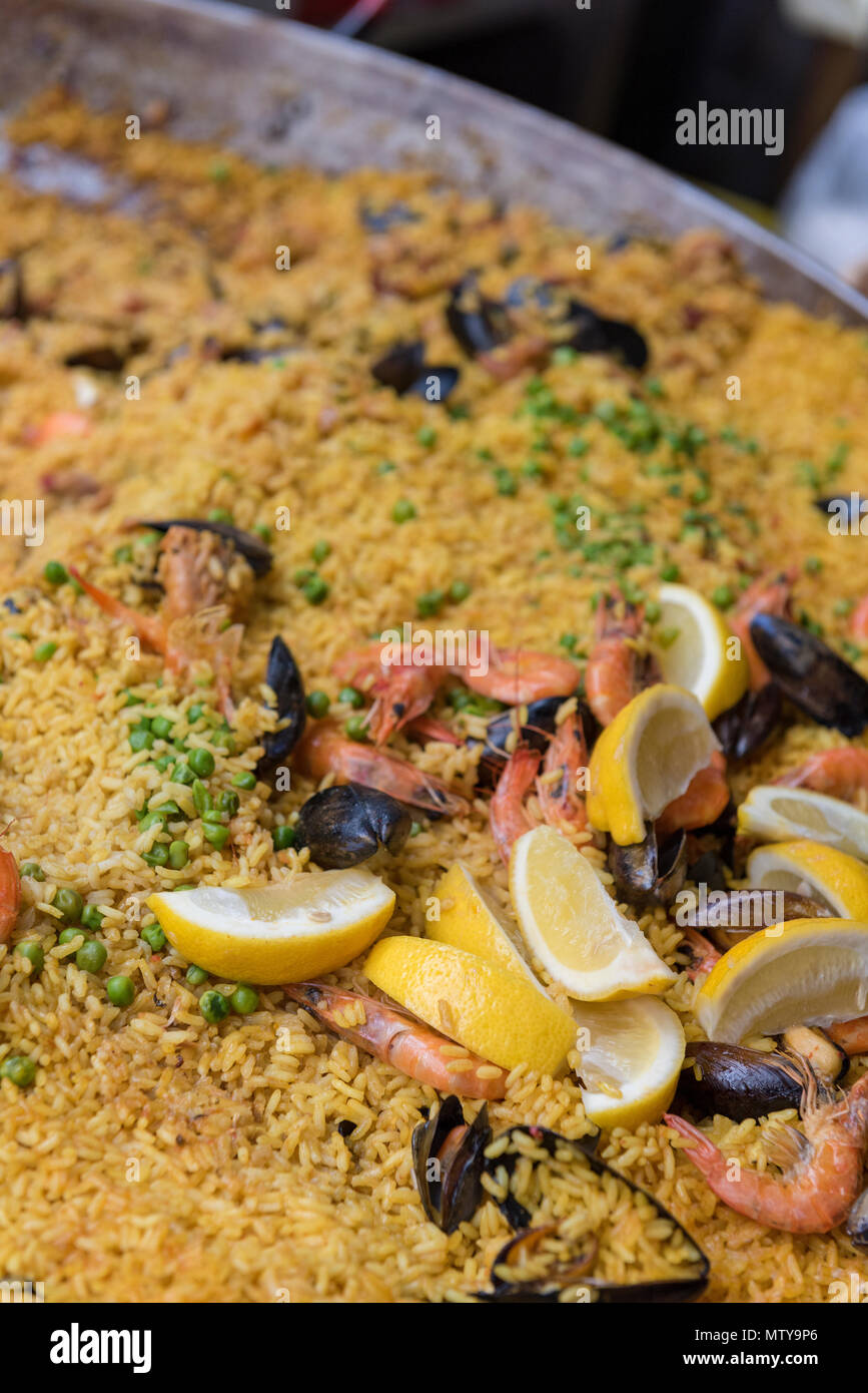 Eine große Paella in der Pfanne an einer Straße Essen auf Borough Market in Central London Abschaltdruck Stockfoto