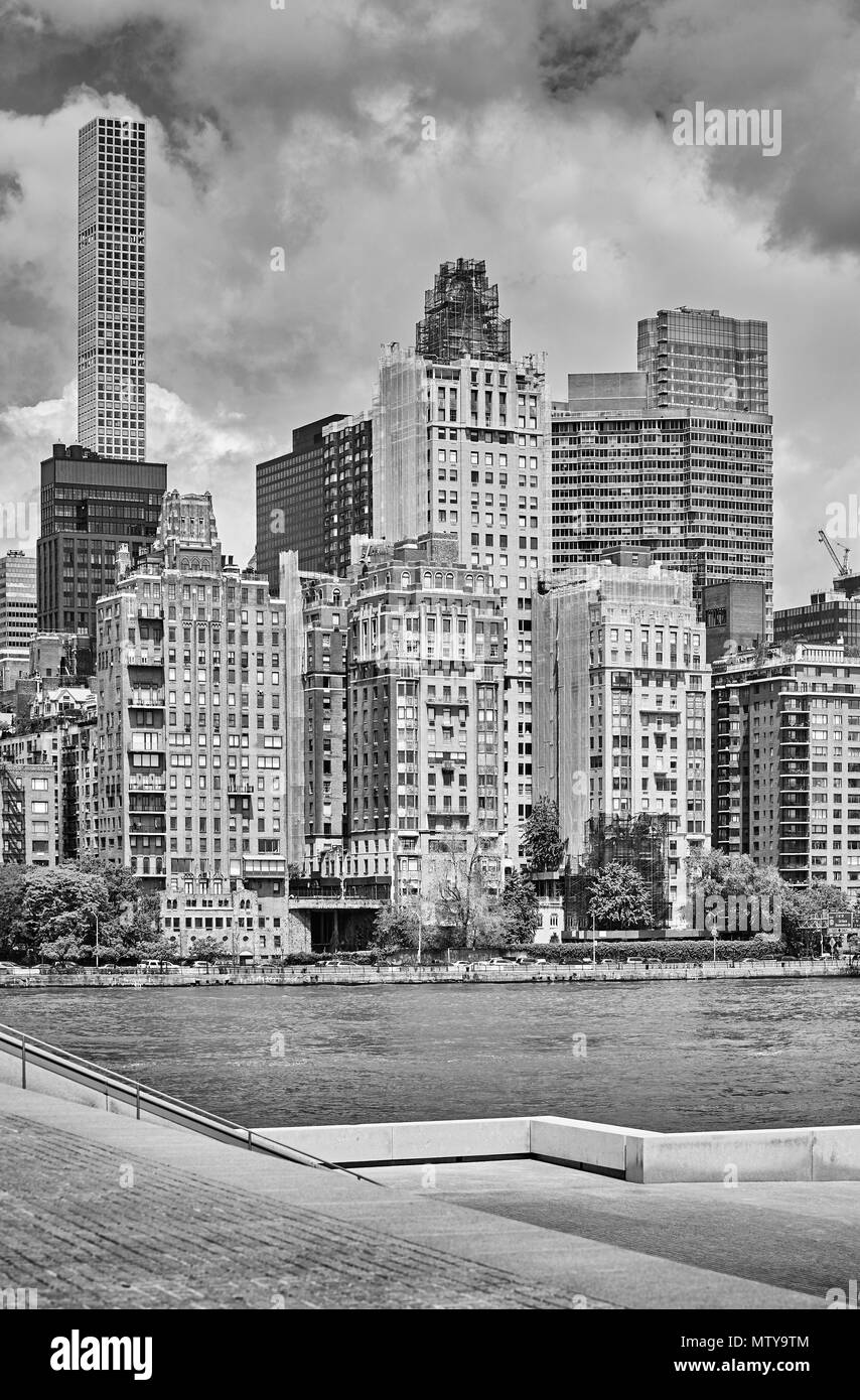 Schwarz-weiß Bild von New York City von der Roosevelt Island, USA gesehen. Stockfoto