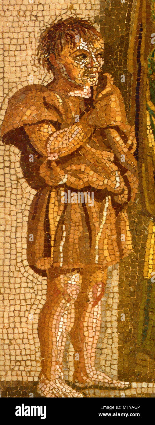 . English: Ein Junge beobachtet Musikantengruppe sterben. Detail einer Straßenszene mit Musikanten. Römisches Mosaik aus der Villa des Cicerone in Pompeji, signiert von dioskurides von Samos. Museo Archeologico Nazionale (Neapel). Englisch: Junge beobachten die Musiker spielen. Detail eines römischen Mosaik einer Straßenszene mit Musikern aus der Villa del Cicerone in Pompeji. Weitere Mosaik ist von dioskurides von Samos unterzeichnet. Museo Archeologico Nazionale (Neapel). Español: Mosaico romano hallado en cena Pompeya y que se exhibe en el Museo de Neapel con el nombre comica con suonatori ambulanti'. Italienisch Stockfoto