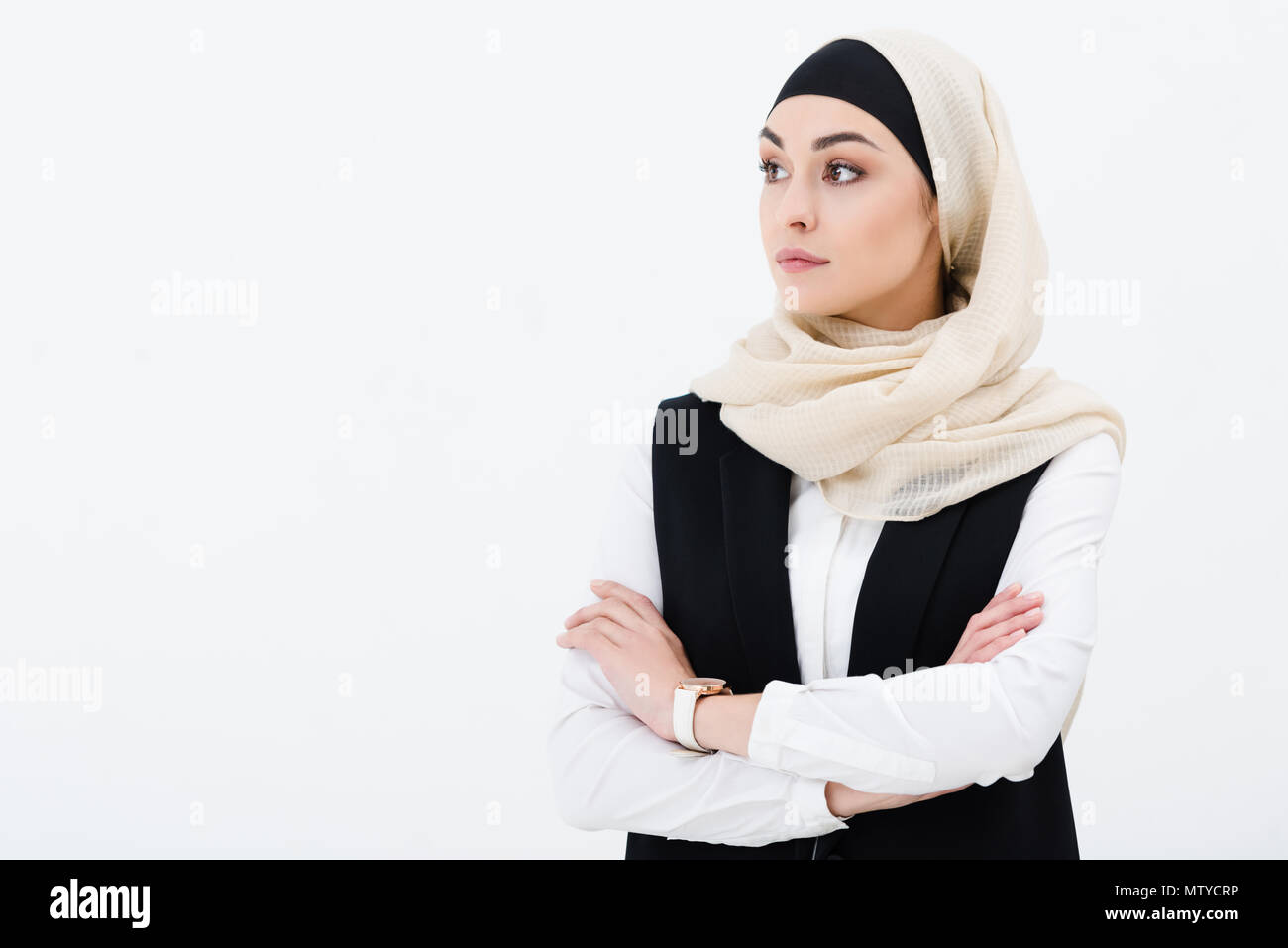 Portrait von muslimischen Geschäftsfrau mit verschränkten Armen auf Grau isoliert Stockfoto