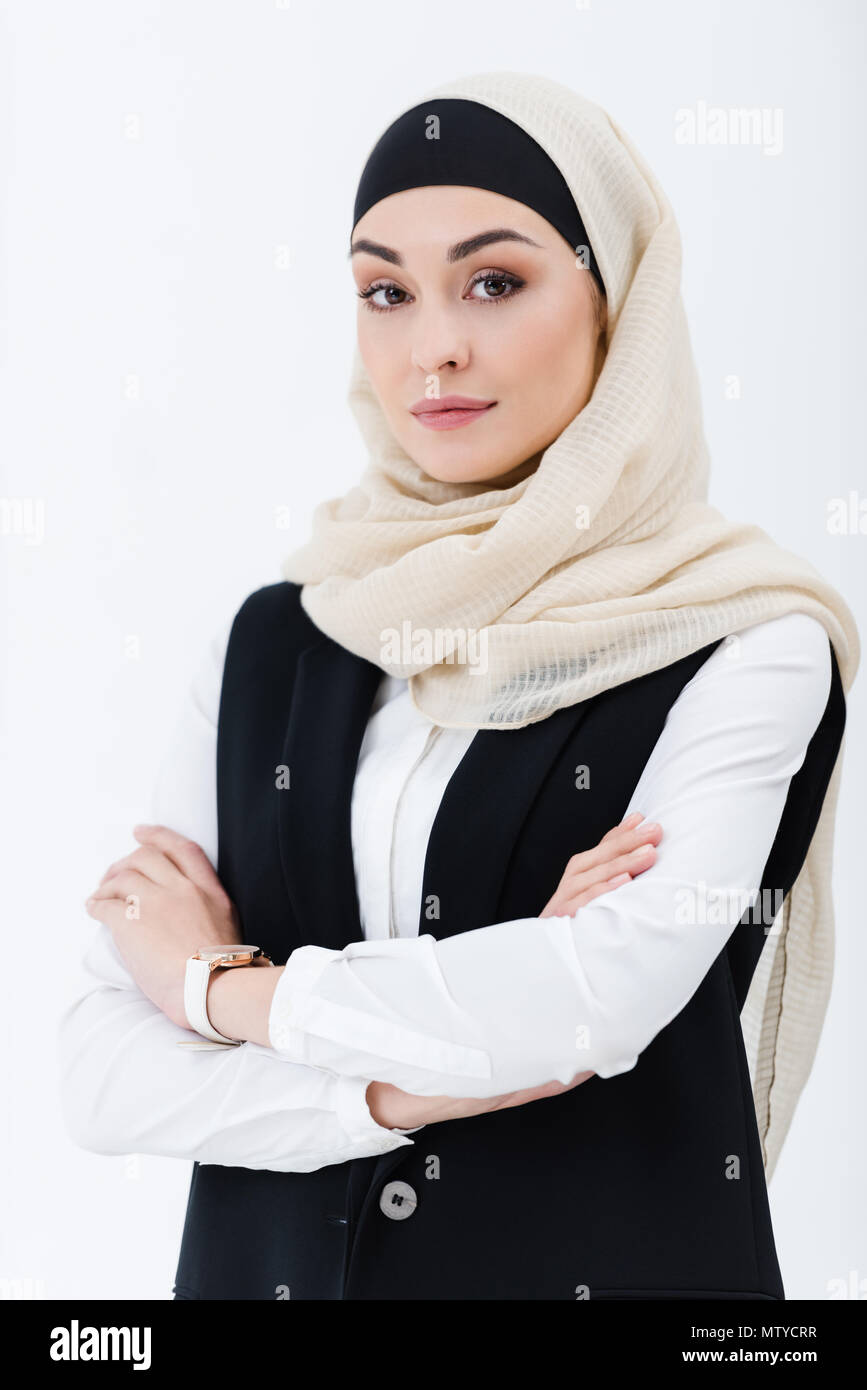 Portrait von muslimischen Geschäftsfrau mit verschränkten Armen auf Grau isoliert Stockfoto