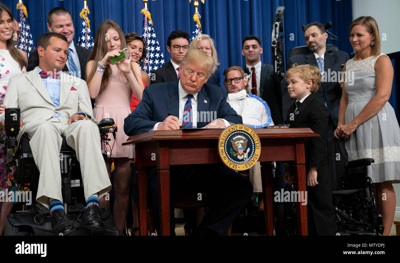 Präsidenten der Vereinigten Staaten Donald J. Trumpf Zeichen S. 204, das "Recht zu Versuchen, Act" im Weißen Haus in Washington, DC, 30. Mai 2018. Quelle: Chris Kleponis/CNP/MediaPunch Stockfoto