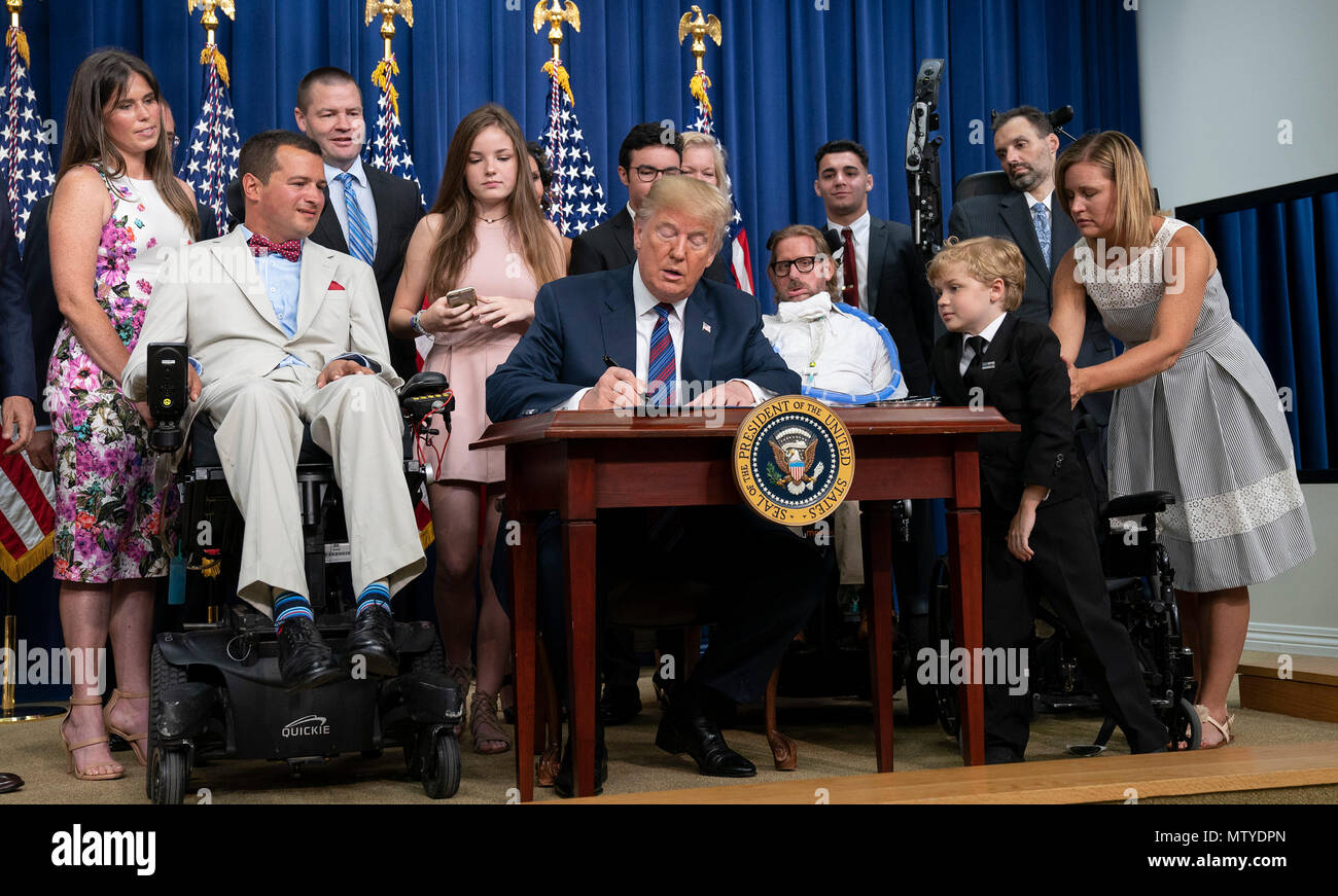 Präsidenten der Vereinigten Staaten Donald J. Trumpf Zeichen S. 204, das "Recht zu Versuchen, Act" im Weißen Haus in Washington, DC, 30. Mai 2018. Quelle: Chris Kleponis/CNP/MediaPunch Stockfoto